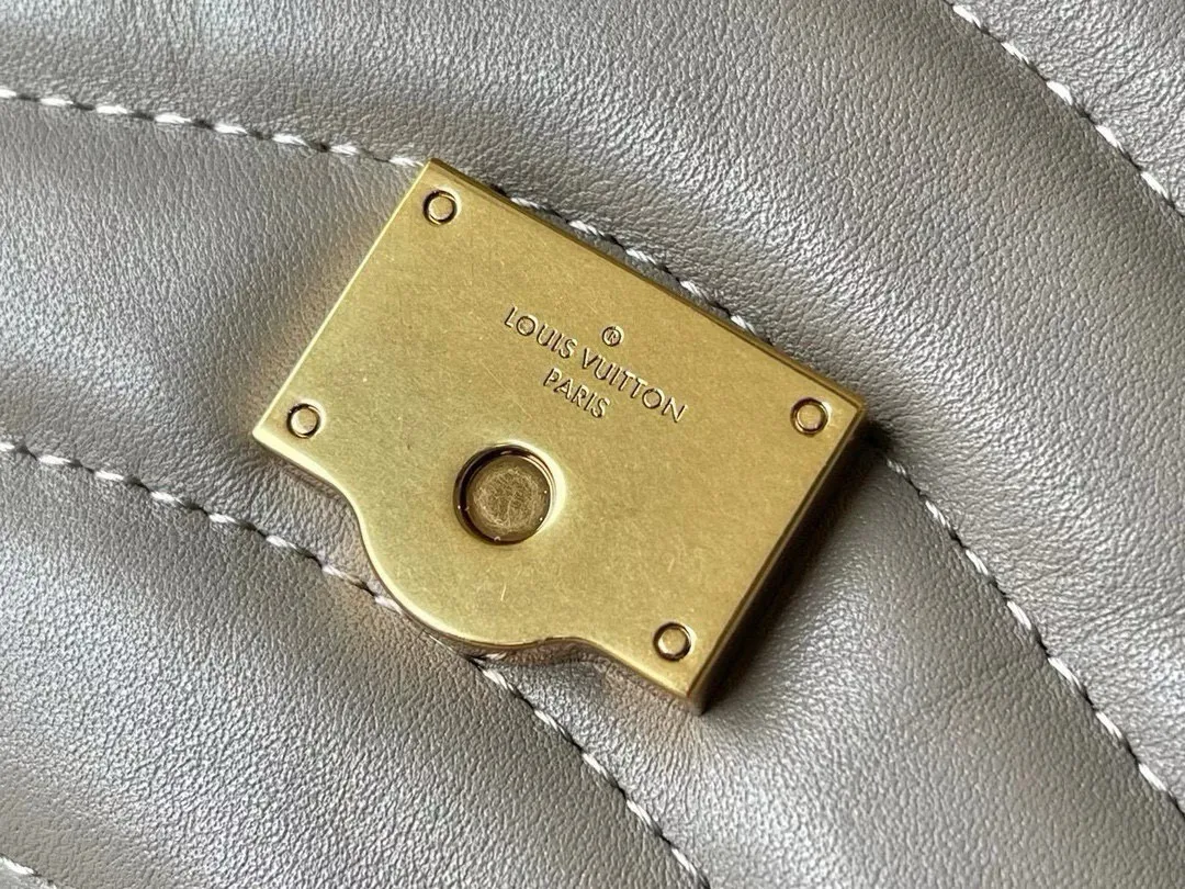 💰1160 (Top Grain Leather) Top Original M58550 NEW WAVE Chain Bag V-shaped quilted chain bag handbag The vintage gold color chain slides through carved holes, while the folding fastener makes it soft. Thanks to its multiple compartments, the interior makes it easier to place women's necessities. Chain bag with easily identifiable badge logo. Size: 24x14x9cm