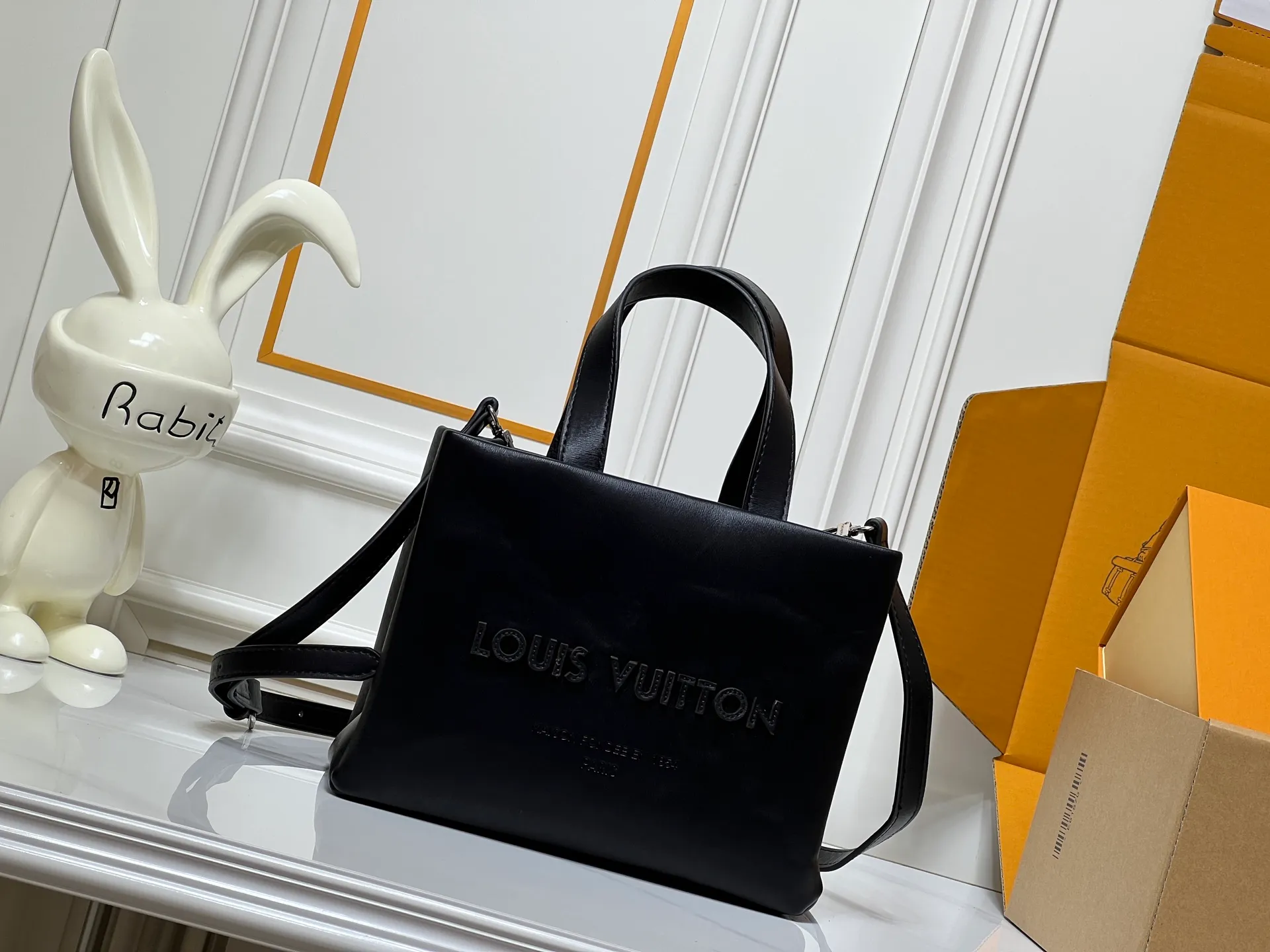Batch 260💰M13940 Presbyopic Orange Black Green Pink PHARREL and NIGO collection's joint series top original order This Shopper medium handbag draws inspiration from Louis Vuitton shopping bags, with the words Louis Vuitton and Maison Fondée En 1854 written on soft cow leather, with a top handle and a detachable shoulder strap. 25x19x11 • Cow leather • Cow leather trim • Textile lining • Metal hardware • Musketon closure • Main compartment • Zip pocket • Double patch pockets • Handles: Double handle