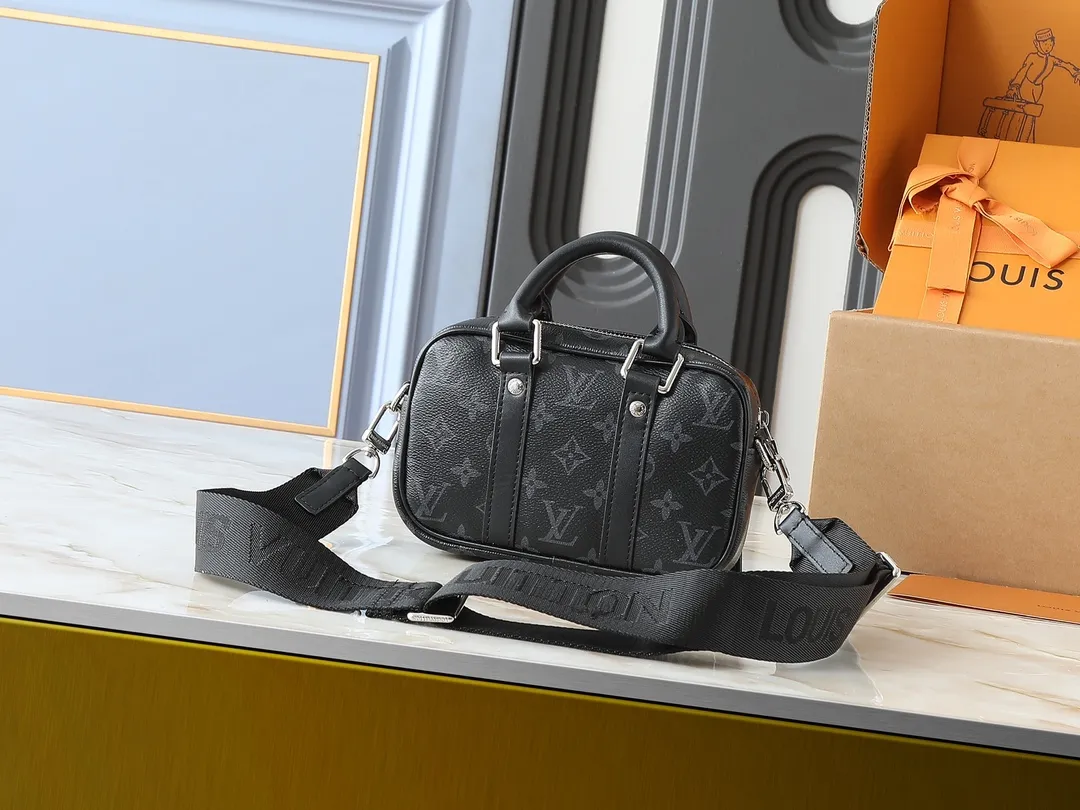 💰200💰Upgraded original M82770 black flower denim blue This Nano Porte Documents Voyage handbag pays tribute to the classic prototype design. It inherits elements such as zipper opening and closing, handles and detachable and adjustable shoulder straps, and can easily control business occasions with a personalized and trendy attitude. The spacious main compartment holds a cell phone and wallet, making it ideal for shoulder or cross-body wear. Dimensions: 20 x 13 x 5.5 (Length x Height x Width)