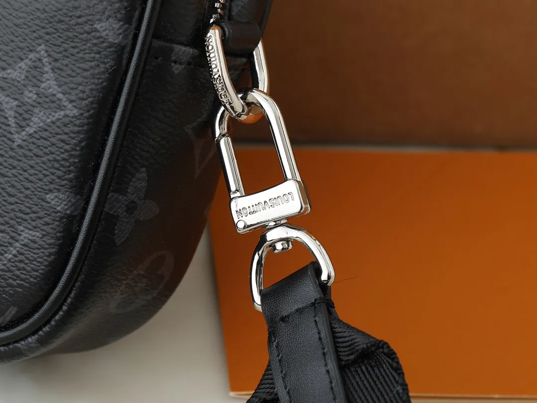 💰200💰Upgraded original M82770 black flower denim blue This Nano Porte Documents Voyage handbag pays tribute to the classic prototype design. It inherits elements such as zipper opening and closing, handles and detachable and adjustable shoulder straps, and can easily control business occasions with a personalized and trendy attitude. The spacious main compartment holds a cell phone and wallet, making it ideal for shoulder or cross-body wear. Dimensions: 20 x 13 x 5.5 (Length x Height x Width)