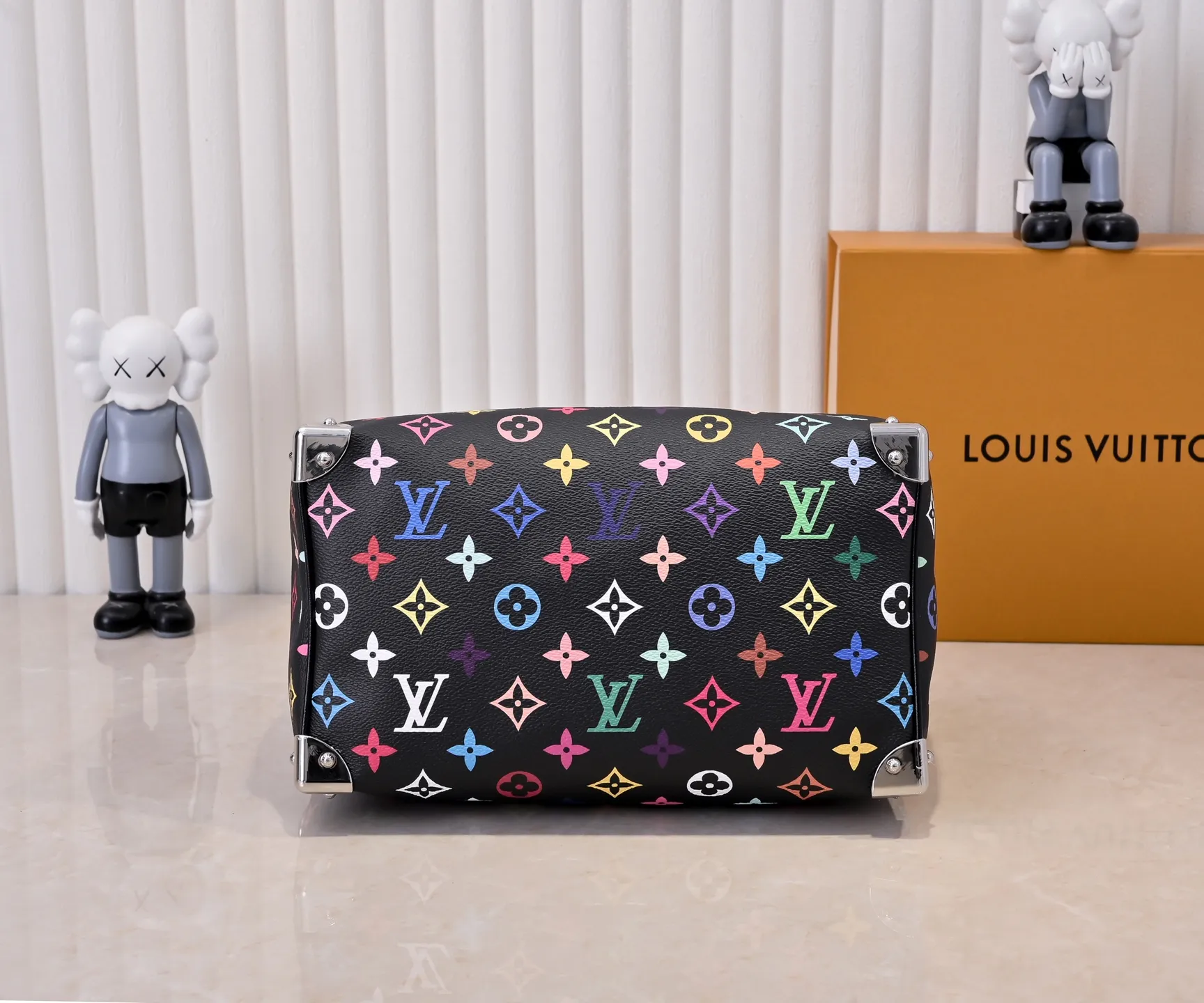 Batch 💰320 Guangzhou Product No.: M13085 40390 This Speedy Bandoulière 25 handbag uses the classic Monogram pattern to render the bright colors of Japanese artist Takashi Murakami. Together with the bow-shaped key bag, it highlights the smart style of the Louis Vuitton x Murakami collaboration series. The Toron handle and detachable and adjustable shoulder strap are fashioned from cow leather, and the dazzling padlock and corners reference the brand's luggage elements. 25 cm