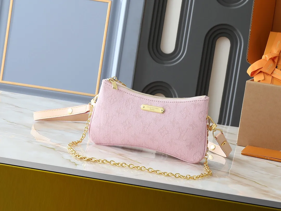 💰220💰Upgraded from original M14159 M83008 This Liv Pochette handbag is made of elegant Monogram Denim fabric to create a retro style, showing new season ingenuity, and can be carried comfortably under the arm. The dazzling chain and adjustable shoulder strap are detachable, allowing for a variety of styling possibilities, and the logo nameplate proves the brand's exquisite craftsmanship. Dimensions: 24.5 x 13.5 x 6.5 cm (length x height x width)