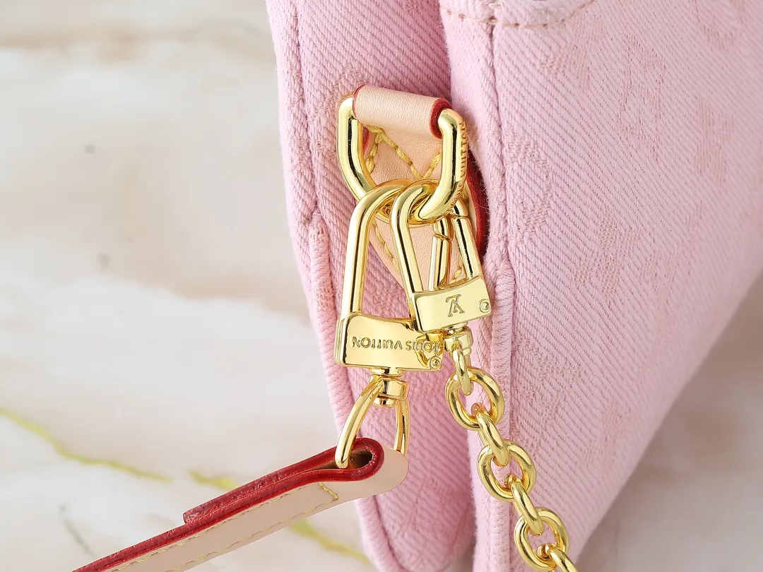 💰220💰Upgraded from original M14159 M83008 This Liv Pochette handbag is made of elegant Monogram Denim fabric to create a retro style, showing new season ingenuity, and can be carried comfortably under the arm. The dazzling chain and adjustable shoulder strap are detachable, allowing for a variety of styling possibilities, and the logo nameplate proves the brand's exquisite craftsmanship. Dimensions: 24.5 x 13.5 x 6.5 cm (length x height x width)