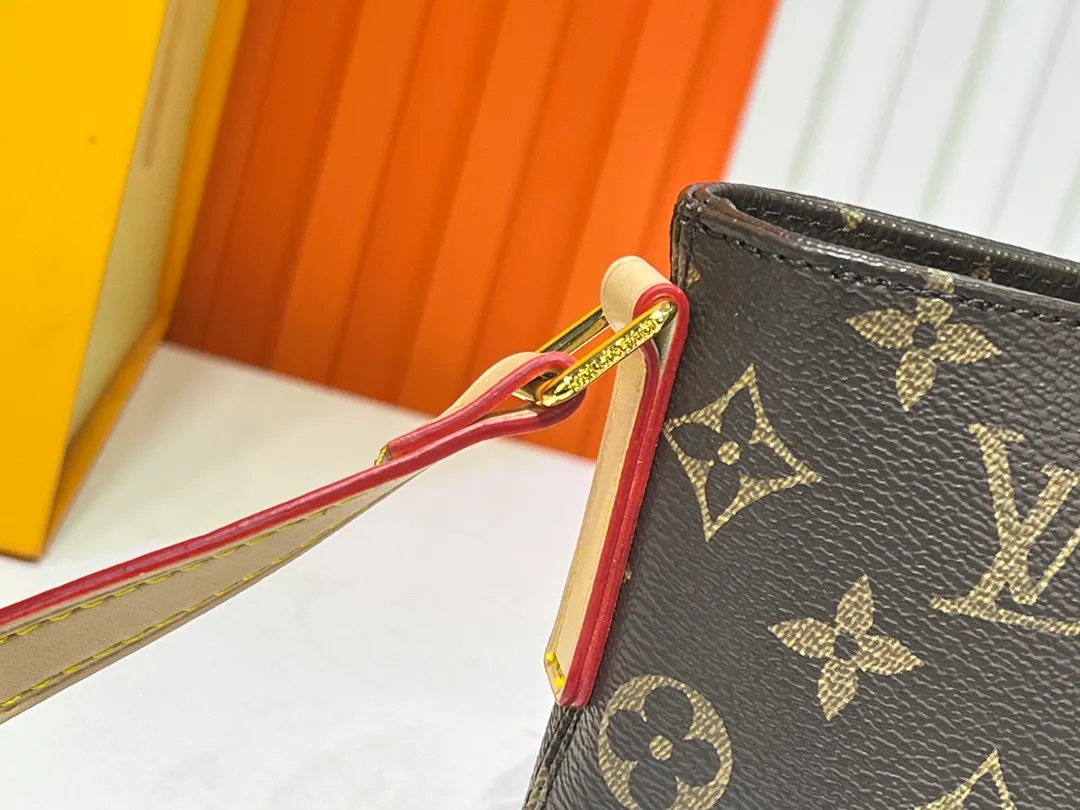 Batch 220💰 Upgraded original M51240 [TWICR shoulder bag] Second-hand bag crossbody bag series This classic presbyopic crossbody shoulder bag has a compact and casual design, exquisite workmanship, an open gold metal zipper, and an internal zipper pocket. It is a must-have bag for going out in summer or on the beach. Dimensions: 25x13x7.5cm.