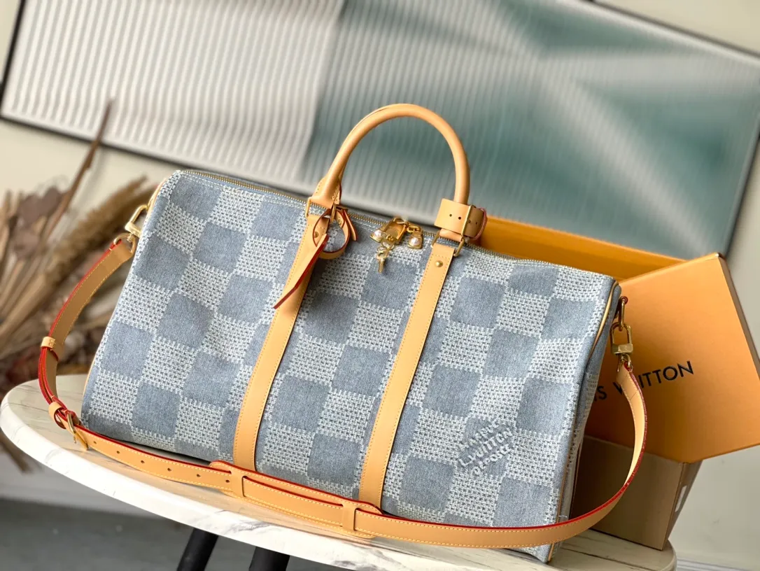 💰1380 Top original order M40739 This Keepal Bandouliere 50 travel bag is made of Damier Denim3D cotton canvas to release the summer atmosphere. The cotton fabric is expertly cut, bleached, dyed, washed and micro-miniatured to create a faded and three-dimensional effect, and the zipper pulls are embellished with sparkling beads. Dimensions: 50 × 29 × 23 cm