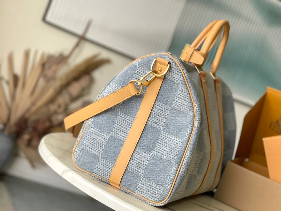 💰1380 Top original order M40739 This Keepal Bandouliere 50 travel bag is made of Damier Denim3D cotton canvas to release the summer atmosphere. The cotton fabric is expertly cut, bleached, dyed, washed and micro-miniatured to create a faded and three-dimensional effect, and the zipper pulls are embellished with sparkling beads. Dimensions: 50 × 29 × 23 cm