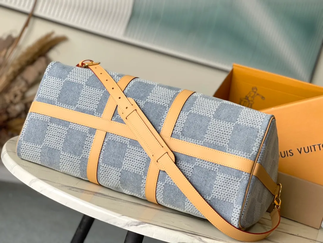 💰1380 Top original order M40739 This Keepal Bandouliere 50 travel bag is made of Damier Denim3D cotton canvas to release the summer atmosphere. The cotton fabric is expertly cut, bleached, dyed, washed and micro-miniatured to create a faded and three-dimensional effect, and the zipper pulls are embellished with sparkling beads. Dimensions: 50 × 29 × 23 cm