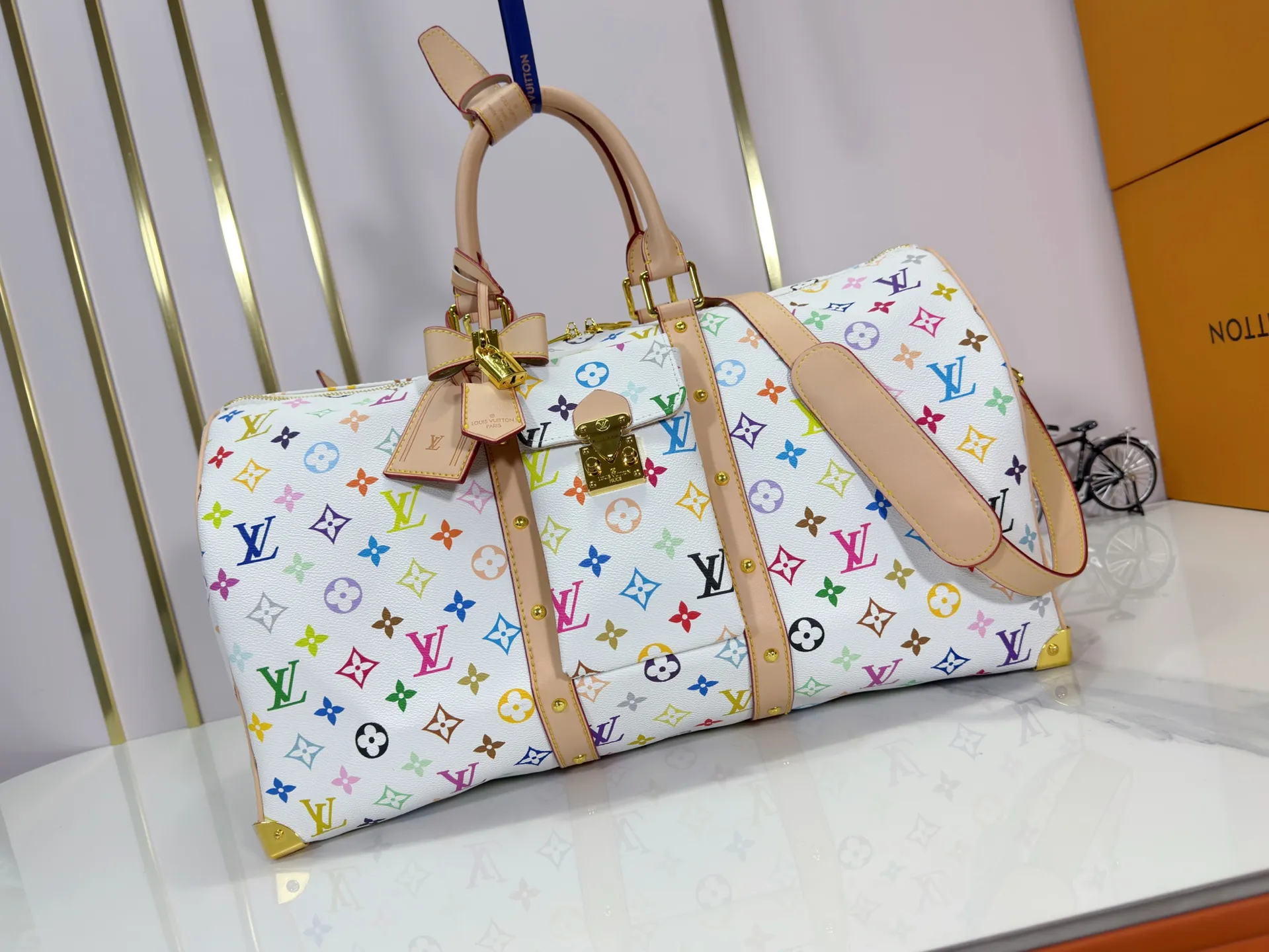 P440 Upgraded original M13742 KEEALL BANDOULIÈRE 45 travel bag 2021-22 autumn and winter show reveals the new charm of the Everyday capsule series Keeall Bandouliere 45 travel bag. Vintage Monogram coated canvas depicts the Monogram pattern with subtle irregular lines, evoking the traditional stamping process. New! The design of the logo is inspired by the chain’s signature elements. size: 45 x 27 x 20