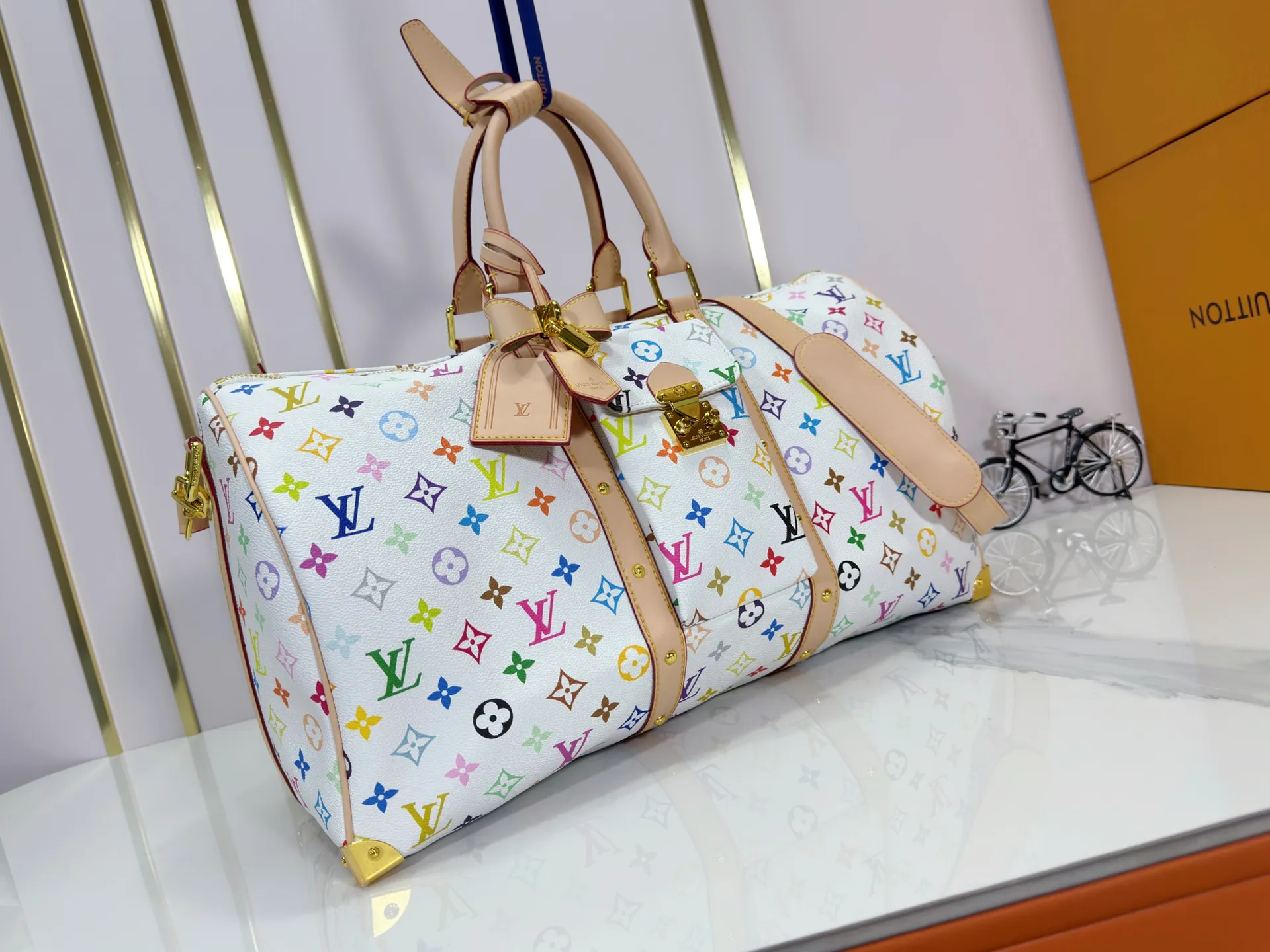 P440 Upgraded original M13742 KEEALL BANDOULIÈRE 45 travel bag 2021-22 autumn and winter show reveals the new charm of the Everyday capsule series Keeall Bandouliere 45 travel bag. Vintage Monogram coated canvas depicts the Monogram pattern with subtle irregular lines, evoking the traditional stamping process. New! The design of the logo is inspired by the chain’s signature elements. size: 45 x 27 x 20