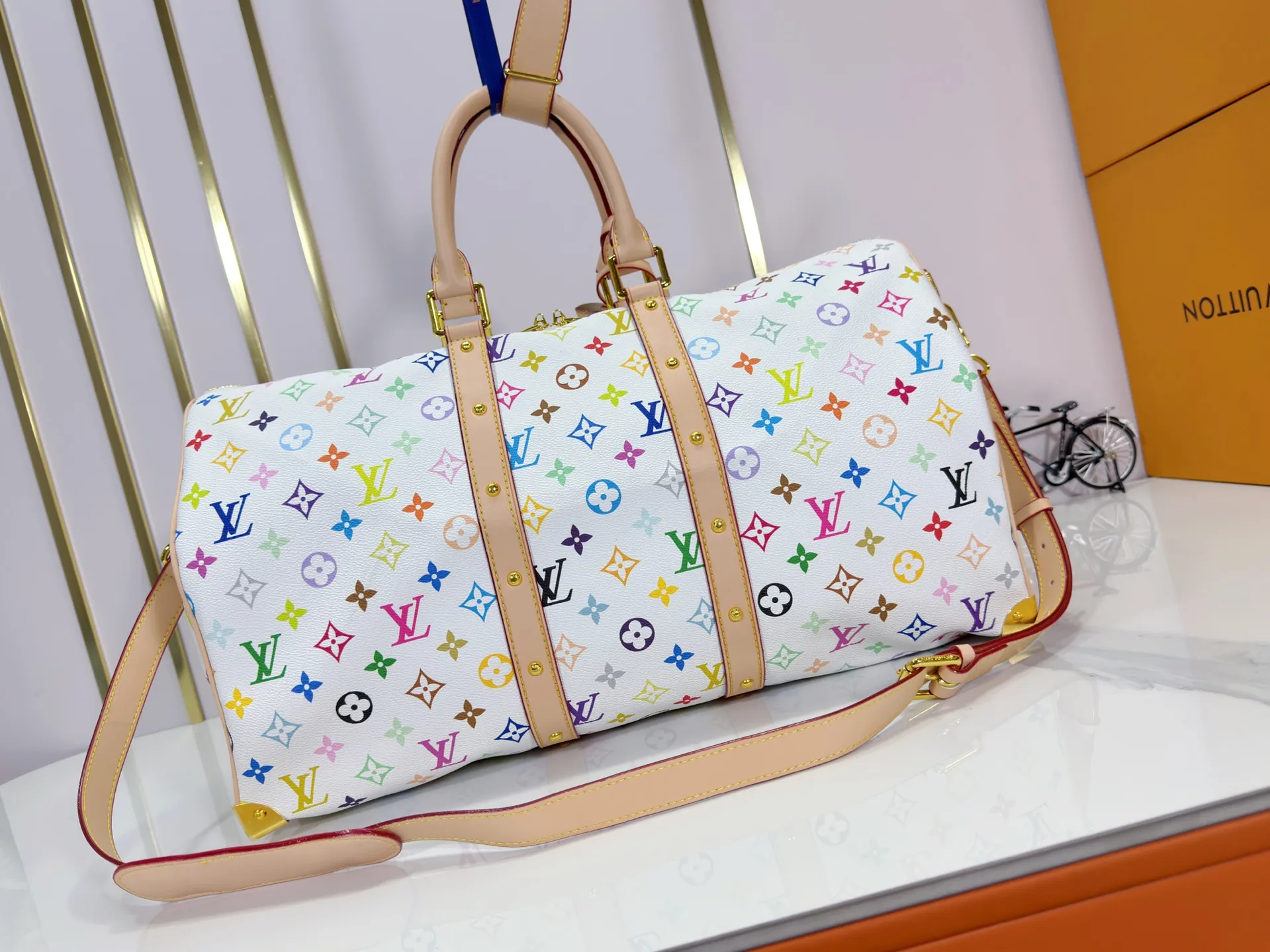 P440 Upgraded original M13742 KEEALL BANDOULIÈRE 45 travel bag 2021-22 autumn and winter show reveals the new charm of the Everyday capsule series Keeall Bandouliere 45 travel bag. Vintage Monogram coated canvas depicts the Monogram pattern with subtle irregular lines, evoking the traditional stamping process. New! The design of the logo is inspired by the chain’s signature elements. size: 45 x 27 x 20