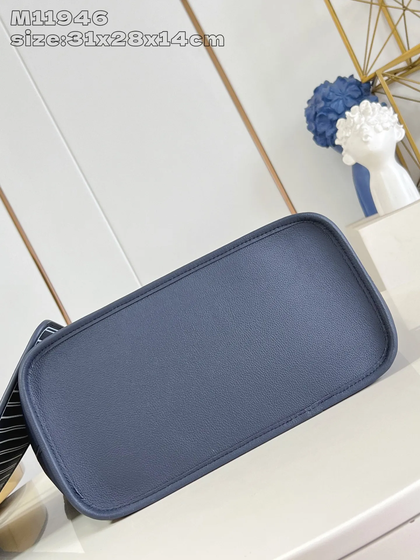 💰1020 (top layer leather) top original individual real shot M11946 dark blue】M14994 This iconic Neverfull MM handbag has been reinterpreted with a double-sided design this season, making it more flexible and versatile. One side of the handbag is made of the brand's classic Monogram canvas, and the other side is made of fine leather. It is equipped with an original-design detachable zipper storage bag that can properly store small items. The body of the bag is embellished with sleek golden metal parts to complete the look. 31 x 28 x 14 cm (length x height x width)