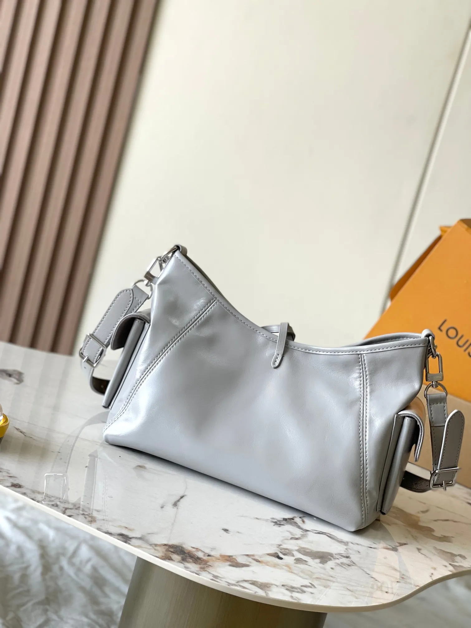 p2360 [Special grade transcoding chip MB original leather] CARRYALL CARGO small handbag Model: M12579 gray dynamic chip Material: A+ grade all-steel hardware, imported original sheepskin Packaging: full set of special grade duty-free MB packaging Size: 33.5x23x15cm