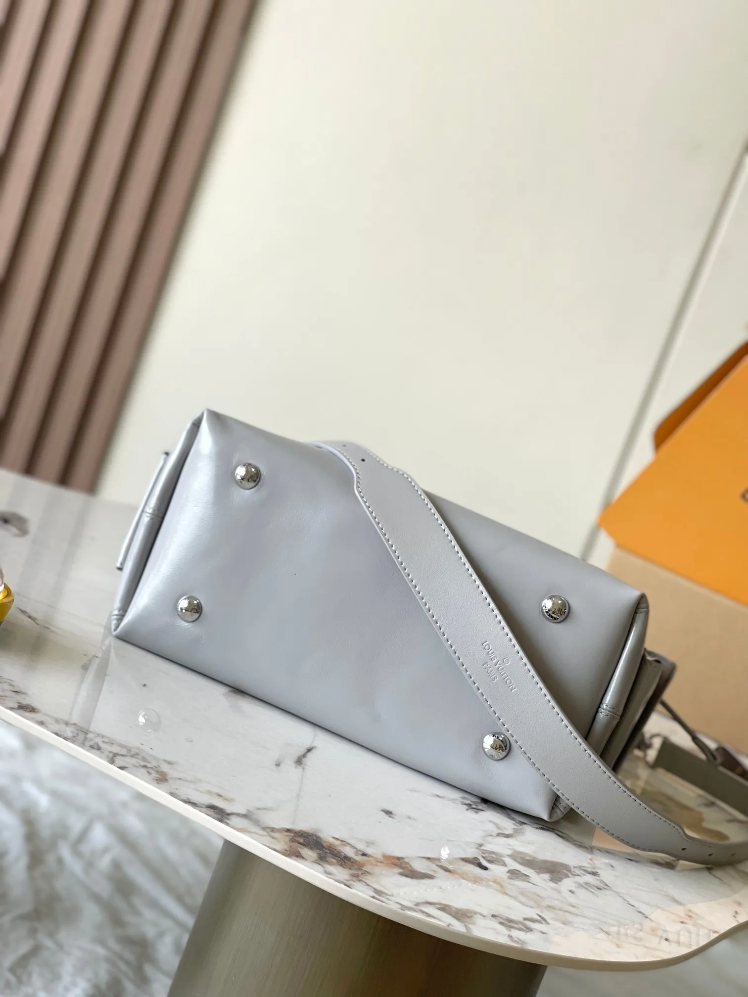 p2360 [Special grade transcoding chip MB original leather] CARRYALL CARGO small handbag Model: M12579 gray dynamic chip Material: A+ grade all-steel hardware, imported original sheepskin Packaging: full set of special grade duty-free MB packaging Size: 33.5x23x15cm
