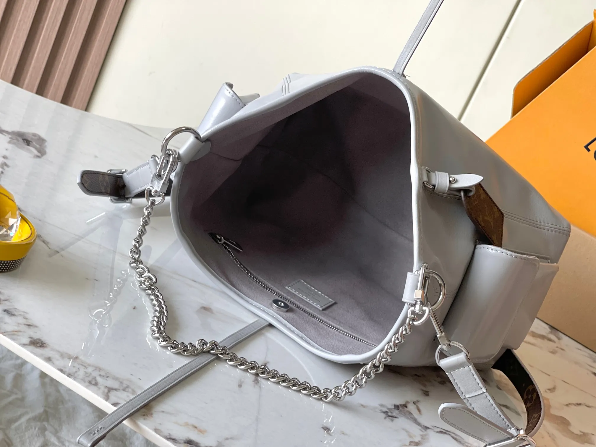 p2360 [Special grade transcoding chip MB original leather] CARRYALL CARGO small handbag Model: M12579 gray dynamic chip Material: A+ grade all-steel hardware, imported original sheepskin Packaging: full set of special grade duty-free MB packaging Size: 33.5x23x15cm