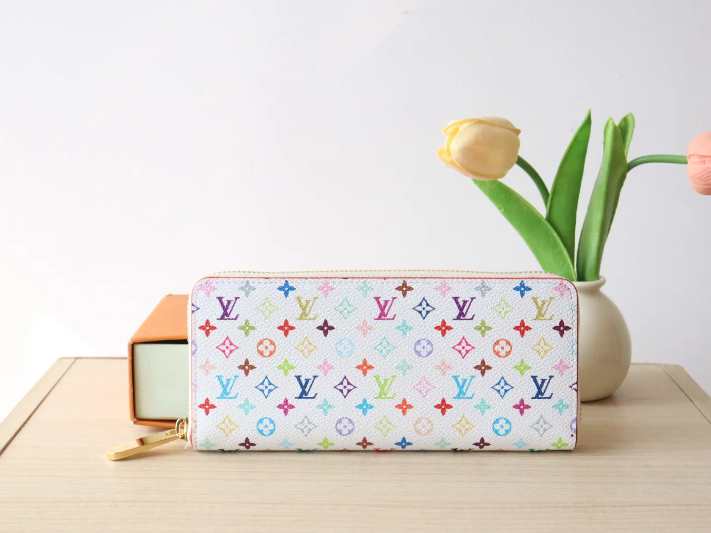 13408 Tri-Color Single Pull 🌟P94 Wallet Series Zippy Ld Zipper Wallet This Monogram print is interpreted in 33 colorful colors. In 2025, Takashi Murakami and LV jointly launched the white tri-color and black tri-color, which are popular all over the world and are loved by celebrities and celebrities. They are lively, childlike and friendly. This women's wallet is composed of a zipper bag and a detachable wallet. It has eight card slots, which can be loaded with cards and daily miscellaneous items at any time. The long clip is compact in size, but its storage capacity is not to be underestimated. It can be stored in any handbag! Size: 20*9*2cm.