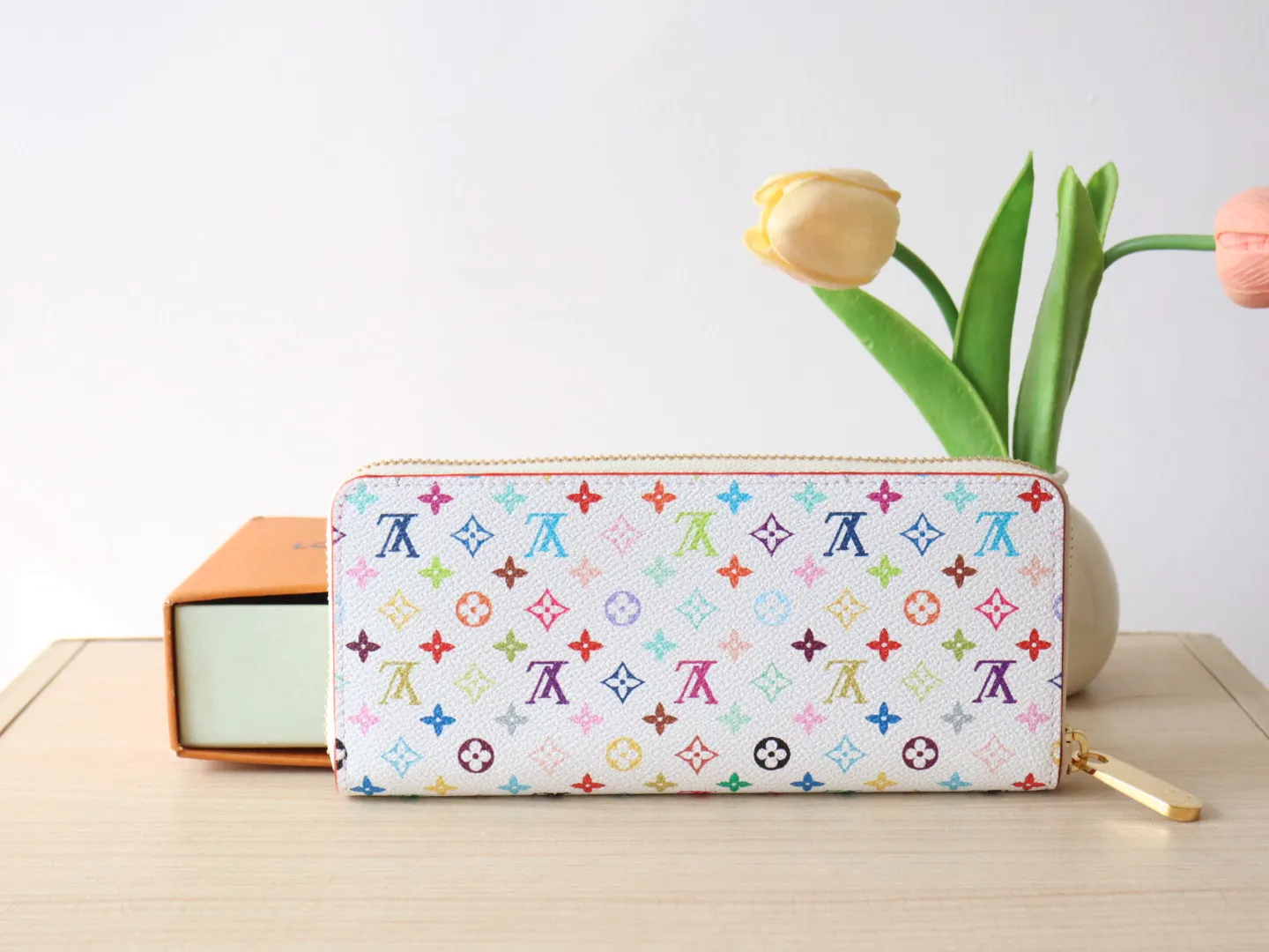 13408 Tri-Color Single Pull 🌟P94 Wallet Series Zippy Ld Zipper Wallet This Monogram print is interpreted in 33 colorful colors. In 2025, Takashi Murakami and LV jointly launched the white tri-color and black tri-color, which are popular all over the world and are loved by celebrities and celebrities. They are lively, childlike and friendly. This women's wallet is composed of a zipper bag and a detachable wallet. It has eight card slots, which can be loaded with cards and daily miscellaneous items at any time. The long clip is compact in size, but its storage capacity is not to be underestimated. It can be stored in any handbag! Size: 20*9*2cm.