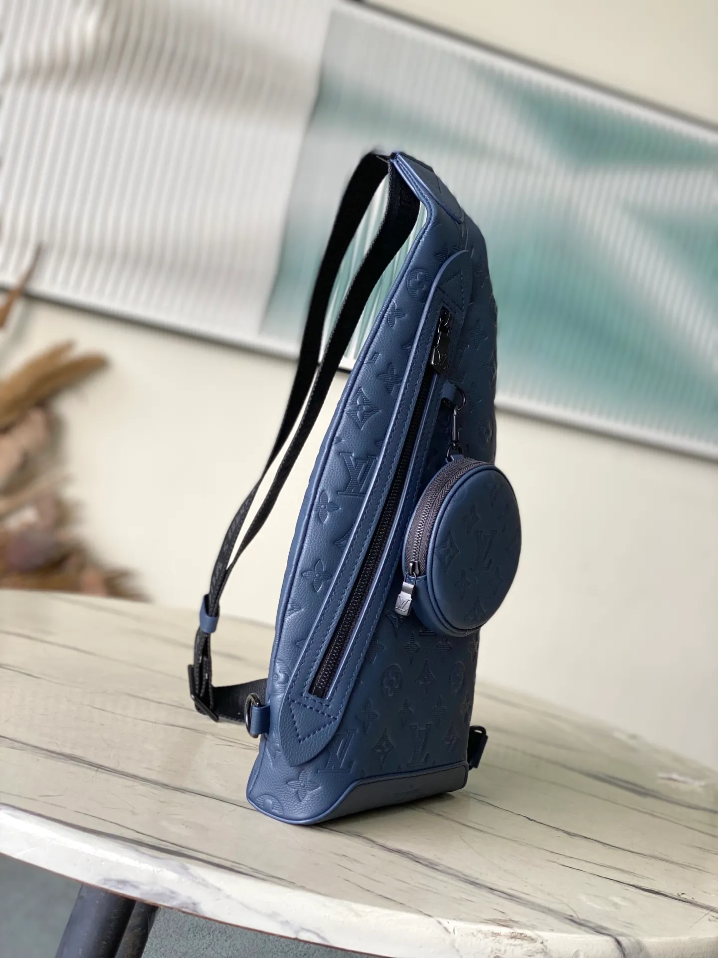 💰1100 (top layer leather) top original M24467 dark blue Monogram Shadow Jm embossed calfskin brings masculine sophistication to the unique Duo Slingbag. The bag's unusual shape and removable round pouch with zipper make it instantly recognizable. It has a zippered pocket on the side. The adjustable shoulder strap can be worn on the right or left side. Dimensions: 20 x 42 x 6 cm