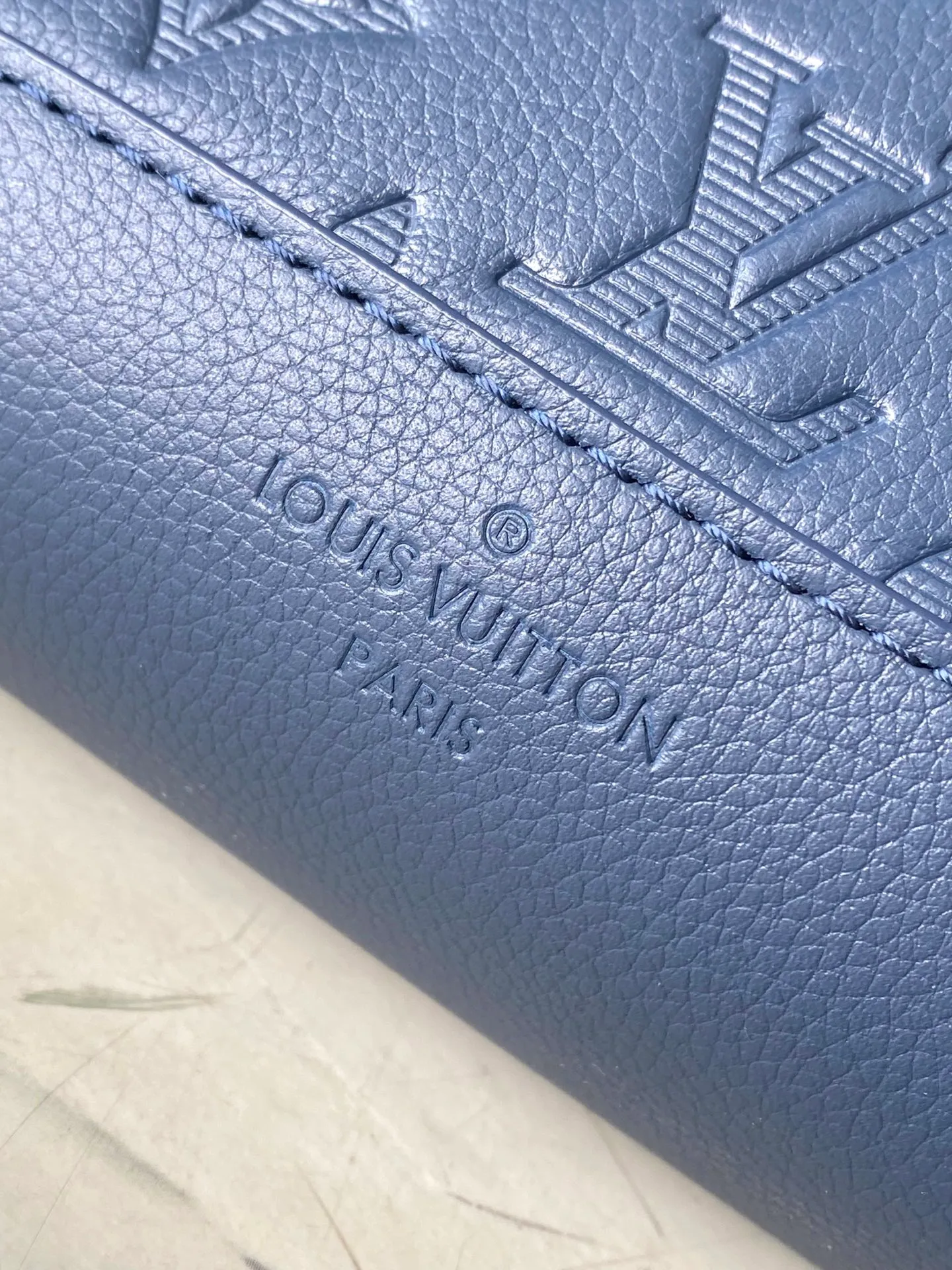 💰1100 (top layer leather) top original M24467 dark blue Monogram Shadow Jm embossed calfskin brings masculine sophistication to the unique Duo Slingbag. The bag's unusual shape and removable round pouch with zipper make it instantly recognizable. It has a zippered pocket on the side. The adjustable shoulder strap can be worn on the right or left side. Dimensions: 20 x 42 x 6 cm