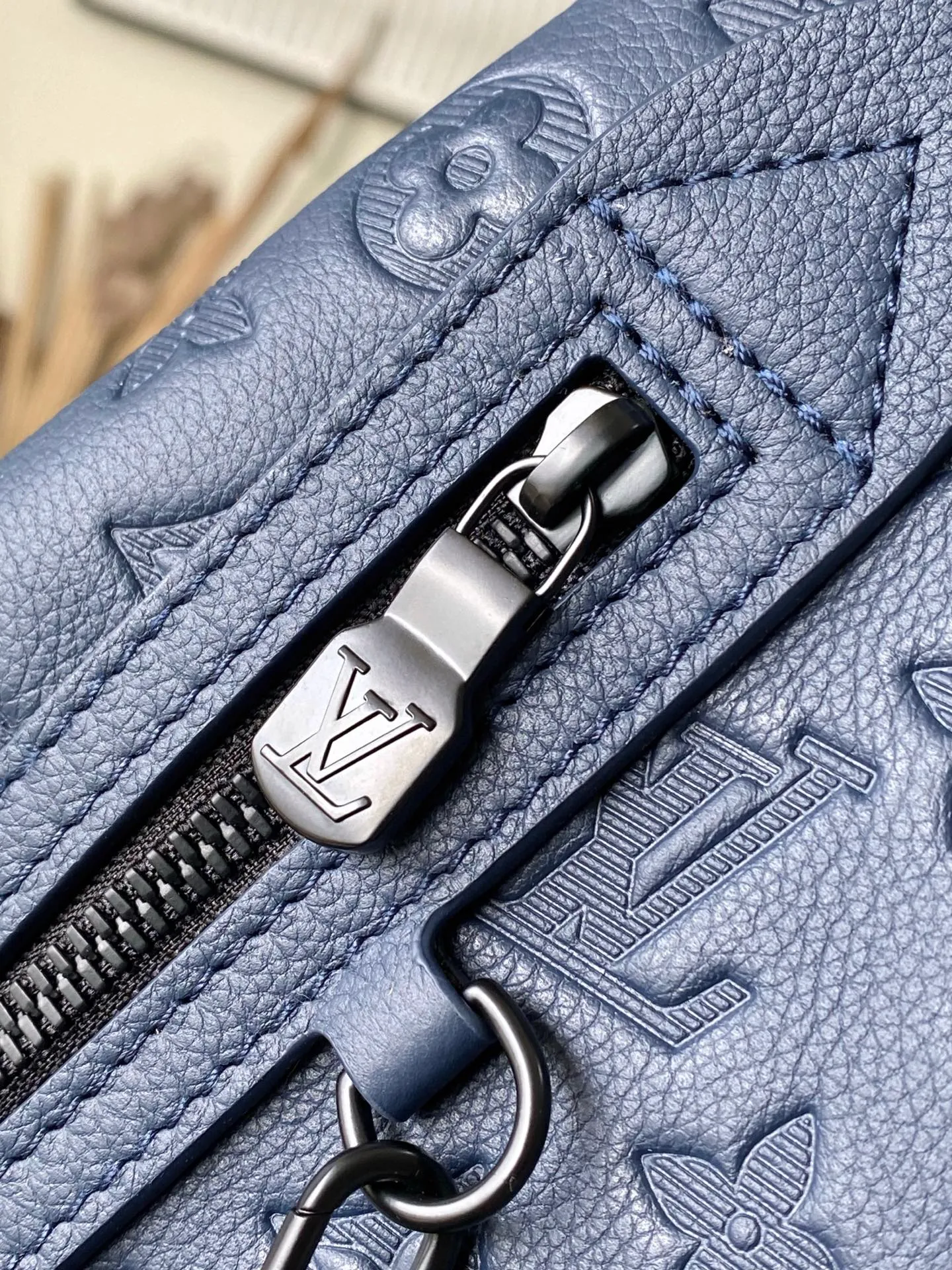 💰1100 (top layer leather) top original M24467 dark blue Monogram Shadow Jm embossed calfskin brings masculine sophistication to the unique Duo Slingbag. The bag's unusual shape and removable round pouch with zipper make it instantly recognizable. It has a zippered pocket on the side. The adjustable shoulder strap can be worn on the right or left side. Dimensions: 20 x 42 x 6 cm