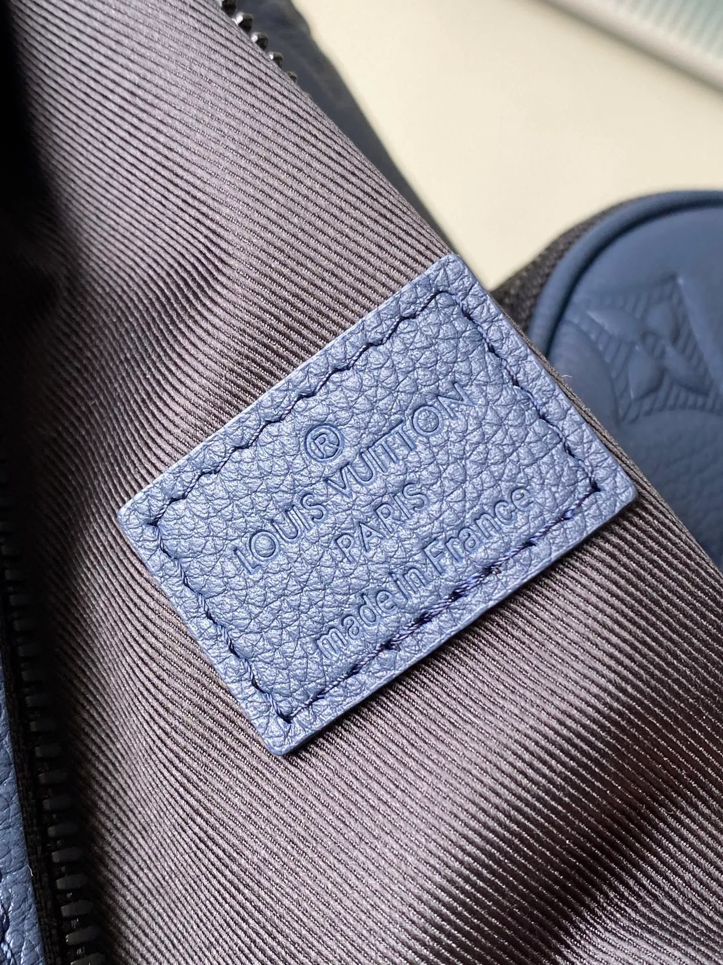 💰1100 (top layer leather) top original M24467 dark blue Monogram Shadow Jm embossed calfskin brings masculine sophistication to the unique Duo Slingbag. The bag's unusual shape and removable round pouch with zipper make it instantly recognizable. It has a zippered pocket on the side. The adjustable shoulder strap can be worn on the right or left side. Dimensions: 20 x 42 x 6 cm