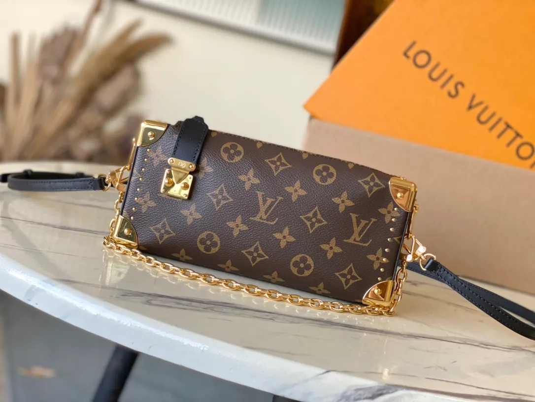 💰1040 (steel hardware) top original M13147 SlimTrunk handbag made an elegant appearance at the 2025 Cruise early spring show, adding a new member to the classic Trunk handbag series. Monogram canvas, Monogram Reverse canvas and smooth calfskin trim are cleverly blended to highlight Nicolas Ghesquiere’s signature brushwork, while the S-lock buckle and metal rivets pay tribute to the long tradition of the Trunk series. Dimensions: 23 × 12 × 4cm