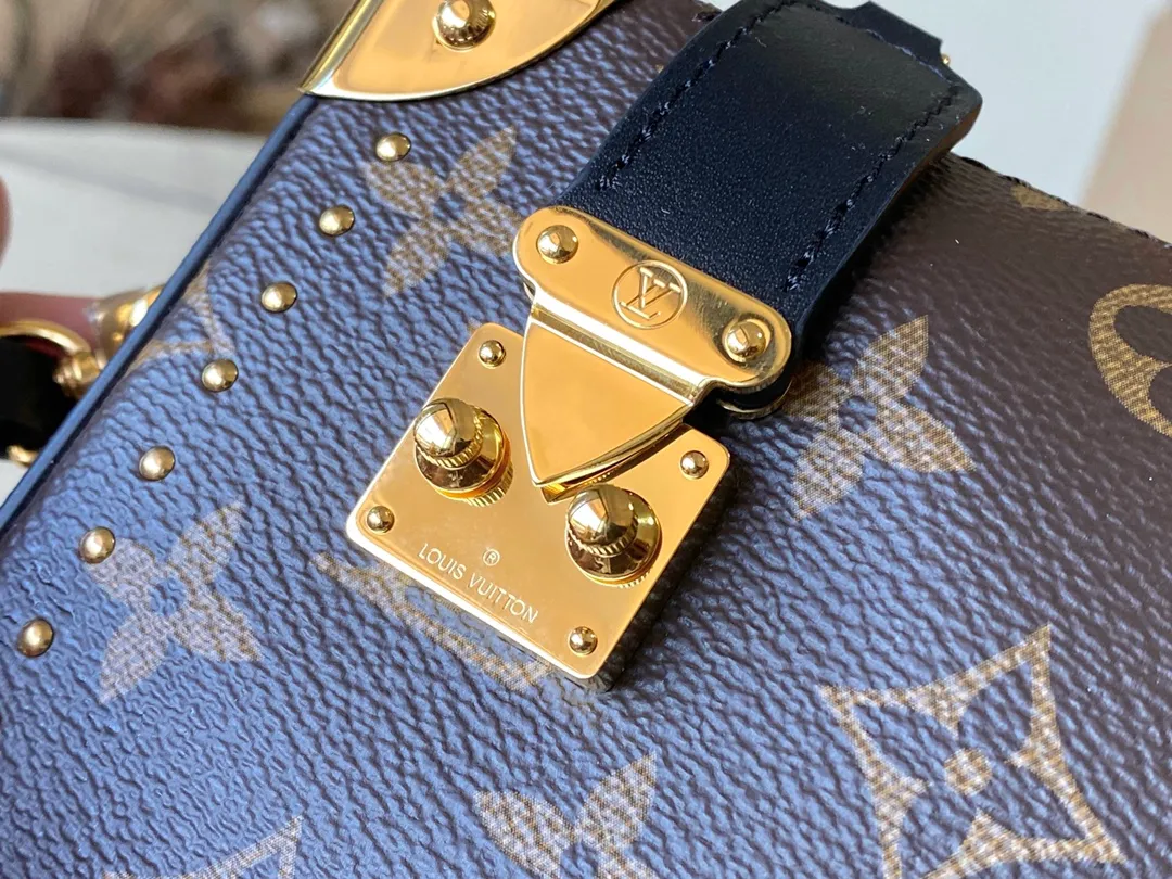 💰1040 (steel hardware) top original M13147 SlimTrunk handbag made an elegant appearance at the 2025 Cruise early spring show, adding a new member to the classic Trunk handbag series. Monogram canvas, Monogram Reverse canvas and smooth calfskin trim are cleverly blended to highlight Nicolas Ghesquiere’s signature brushwork, while the S-lock buckle and metal rivets pay tribute to the long tradition of the Trunk series. Dimensions: 23 × 12 × 4cm