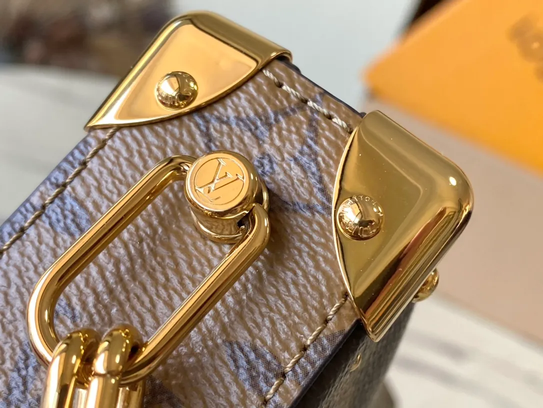💰1040 (steel hardware) top original M13147 SlimTrunk handbag made an elegant appearance at the 2025 Cruise early spring show, adding a new member to the classic Trunk handbag series. Monogram canvas, Monogram Reverse canvas and smooth calfskin trim are cleverly blended to highlight Nicolas Ghesquiere’s signature brushwork, while the S-lock buckle and metal rivets pay tribute to the long tradition of the Trunk series. Dimensions: 23 × 12 × 4cm