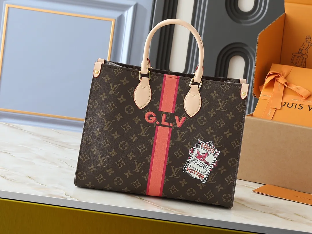 💰260💰Upgraded from the original P3716 P3720 P3764 M45039 M45571 This OnTheGo medium handbag is made of Monogram canvas to achieve a "two-in-one" design. Customized elements from the Mon Monogram series can be added at will to interpret exclusive fashion with individuality and ingenuity. The Toron handle and shoulder strap allow for a variety of carrying options, making it ideal for business or shopping. Dimensions: 35.0 x 27.0 x 14.0 cm (length x height x width)