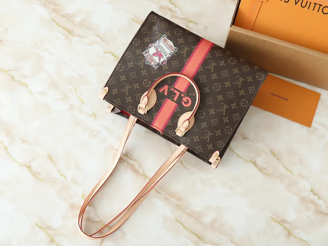 💰260💰Upgraded from the original P3716 P3720 P3764 M45039 M45571 This OnTheGo medium handbag is made of Monogram canvas to achieve a "two-in-one" design. Customized elements from the Mon Monogram series can be added at will to interpret exclusive fashion with individuality and ingenuity. The Toron handle and shoulder strap allow for a variety of carrying options, making it ideal for business or shopping. Dimensions: 35.0 x 27.0 x 14.0 cm (length x height x width)