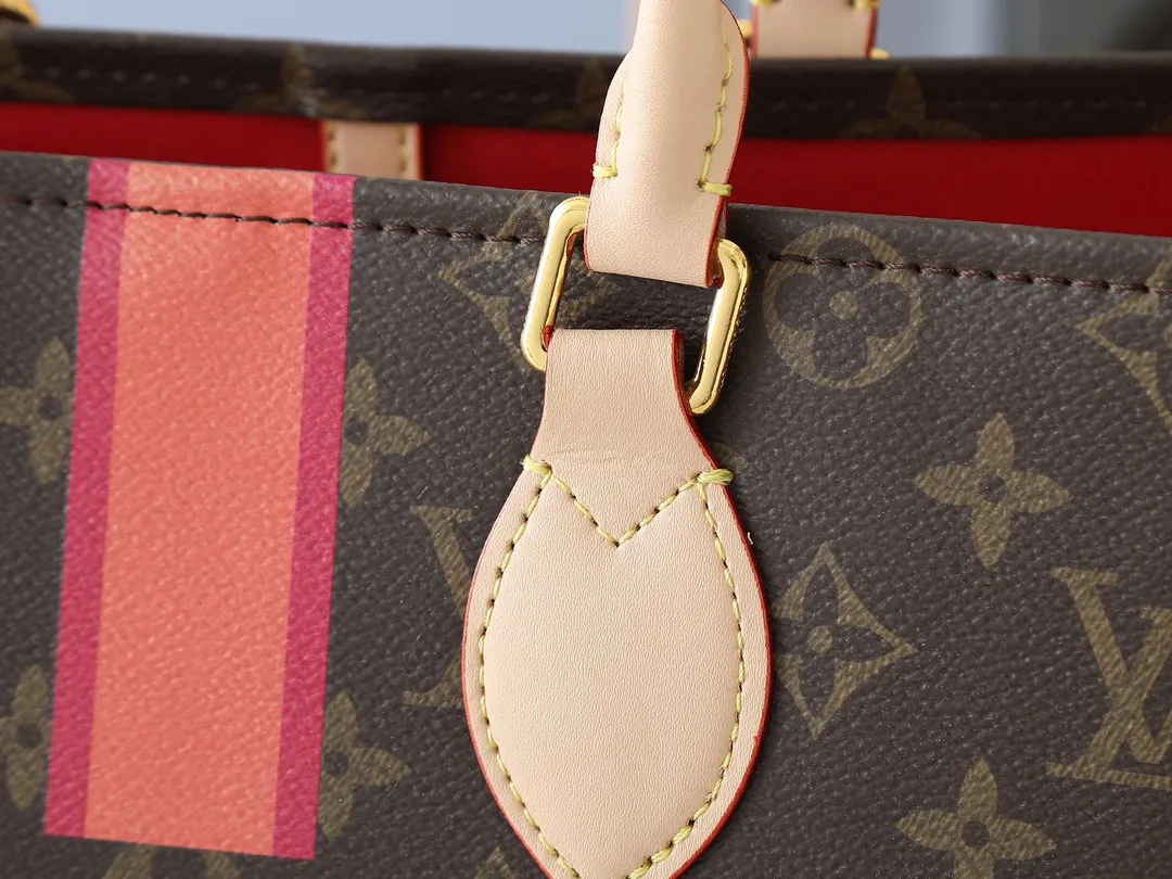 💰260💰Upgraded from the original P3716 P3720 P3764 M45039 M45571 This OnTheGo medium handbag is made of Monogram canvas to achieve a "two-in-one" design. Customized elements from the Mon Monogram series can be added at will to interpret exclusive fashion with individuality and ingenuity. The Toron handle and shoulder strap allow for a variety of carrying options, making it ideal for business or shopping. Dimensions: 35.0 x 27.0 x 14.0 cm (length x height x width)