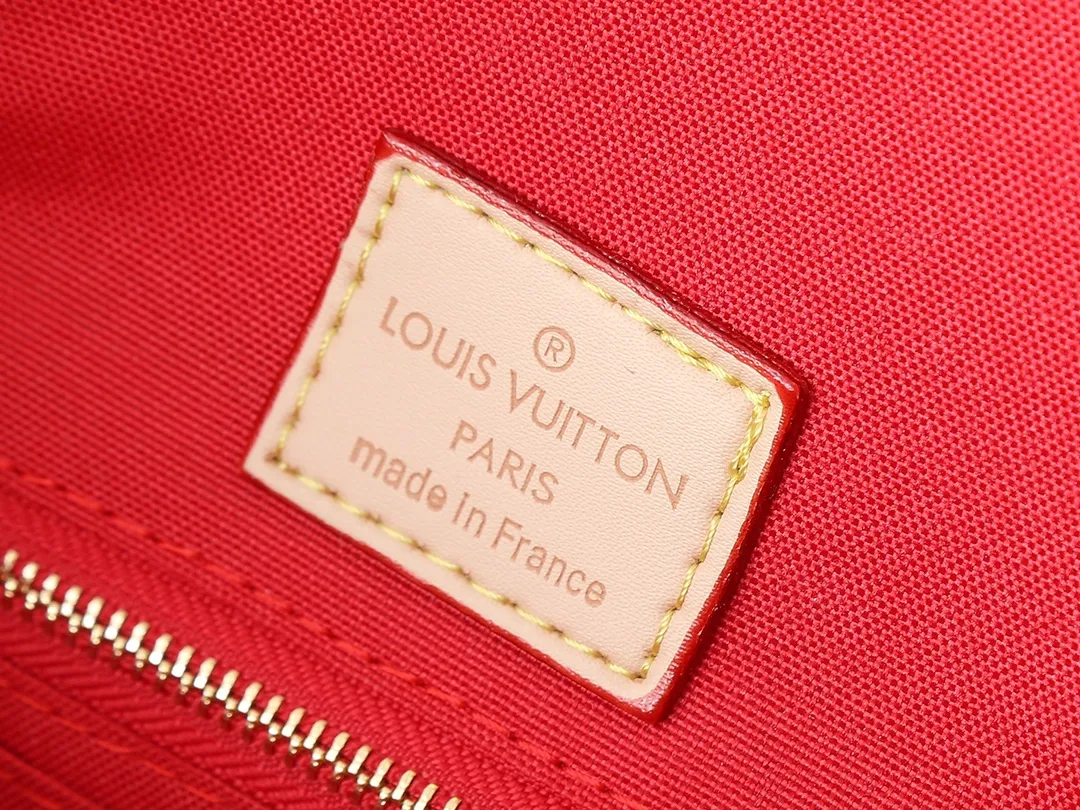 💰260💰Upgraded from the original P3716 P3720 P3764 M45039 M45571 This OnTheGo medium handbag is made of Monogram canvas to achieve a "two-in-one" design. Customized elements from the Mon Monogram series can be added at will to interpret exclusive fashion with individuality and ingenuity. The Toron handle and shoulder strap allow for a variety of carrying options, making it ideal for business or shopping. Dimensions: 35.0 x 27.0 x 14.0 cm (length x height x width)