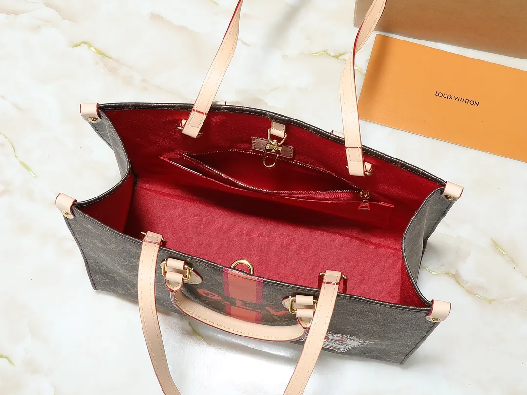 💰260💰Upgraded from the original P3716 P3720 P3764 M45039 M45571 This OnTheGo medium handbag is made of Monogram canvas to achieve a "two-in-one" design. Customized elements from the Mon Monogram series can be added at will to interpret exclusive fashion with individuality and ingenuity. The Toron handle and shoulder strap allow for a variety of carrying options, making it ideal for business or shopping. Dimensions: 35.0 x 27.0 x 14.0 cm (length x height x width)