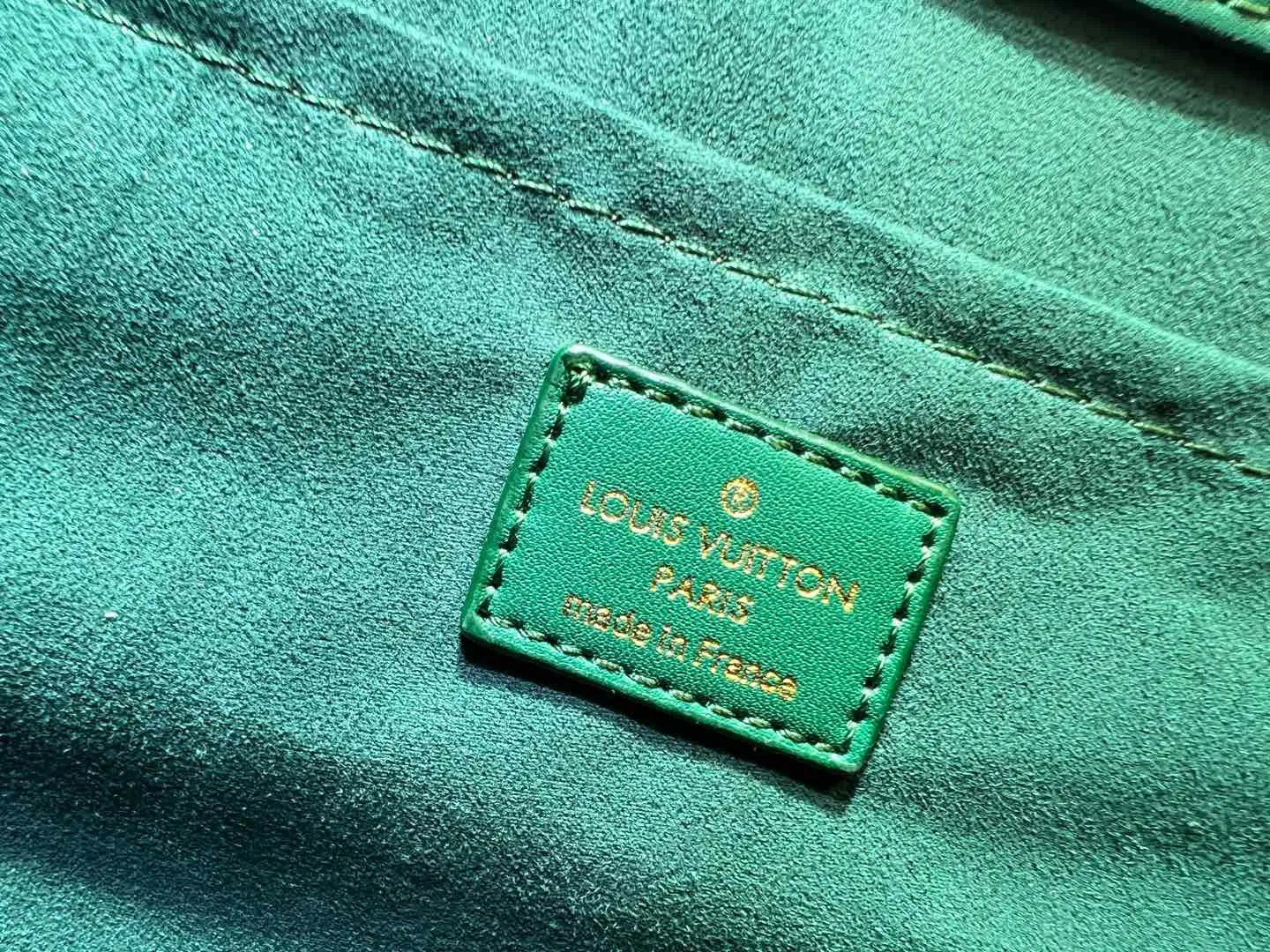 Batch 320💰M12683 This Sac Plat 24H handbag is made of bright Monogram Heritage canvas, and the Marque L Vuitton Deposee logo of the original Damier canvas is transplanted here. The LV Yumu embossed Kamura bag is decorated in the shape of a dog's paw, and the long and short handles allow for shoulder or hand carry options. Size: 41x33x14cm