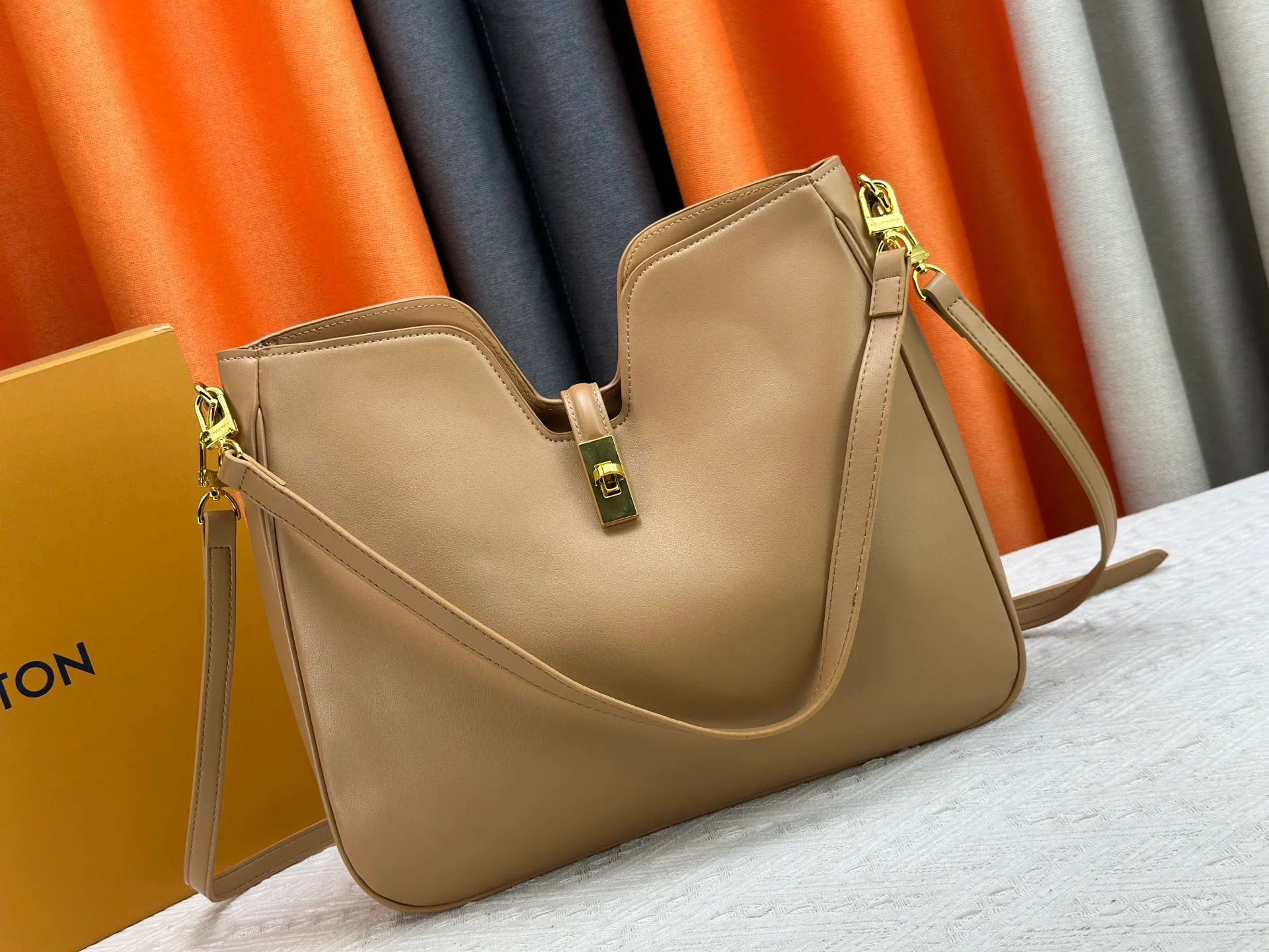 P320 Large M120693 M119563 Louis Vuitton's new style has quietly returned to the minimalist elegance. This new design has soft lines and uses the Hobo outline to outline a casual sense of calmness. This is a bag that deliberately attracts attention and captures people's hearts with its low-key and restrained charm. Internal zipper pocket Size: small 24.5x21.5x5cm large 36×29.5×7cm
