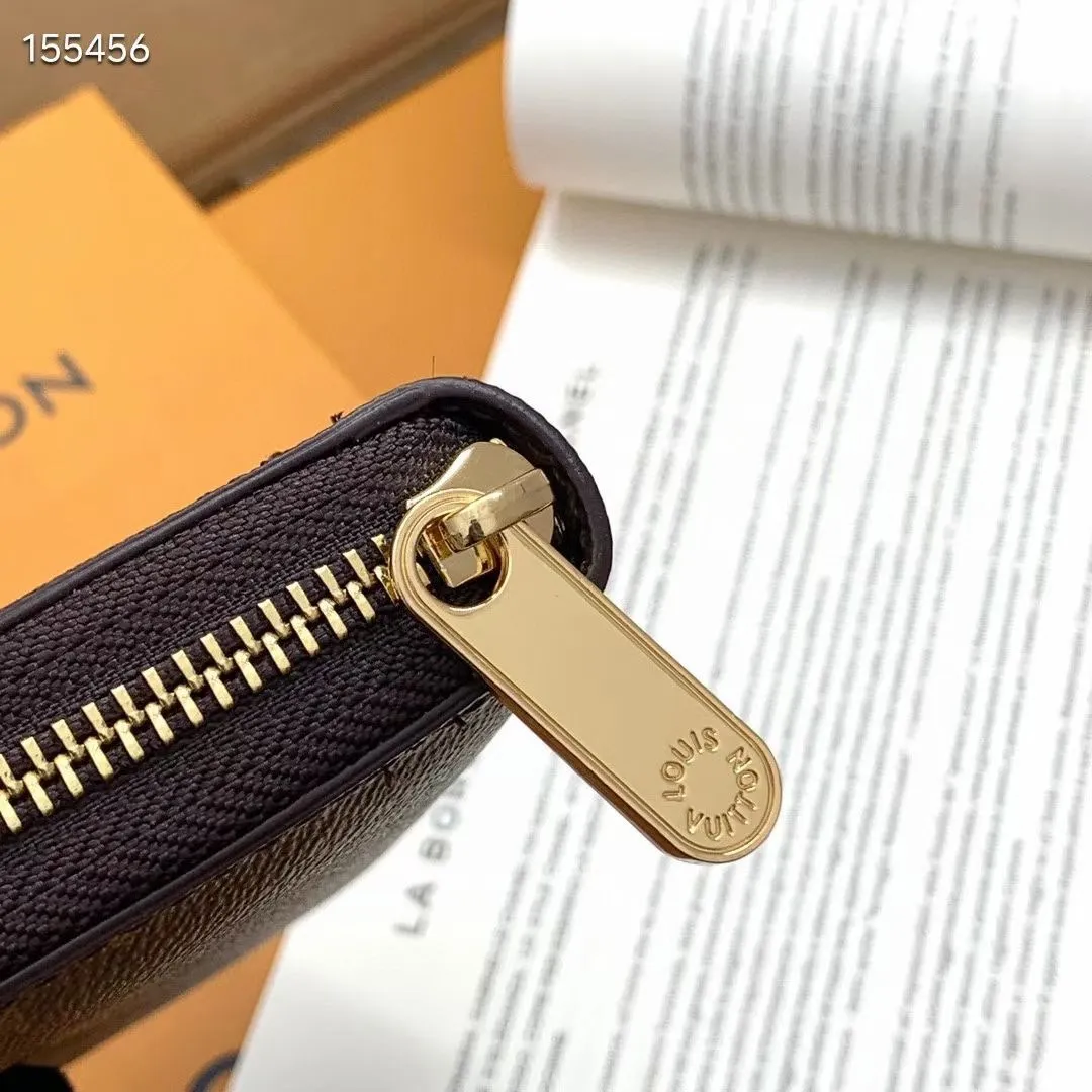 P100💰 💎M60017 inner color ❤️ brown powder ZIPPY zipper wallet. The Zippy wallet pays homage to Louis Vuitton's heritage of travel and trunk making, with a travel-style patch and Louis Vuitton logo. With its compact interior and simple design, this wallet is ideal for everyday use. Model M60017. Size: 19x10.