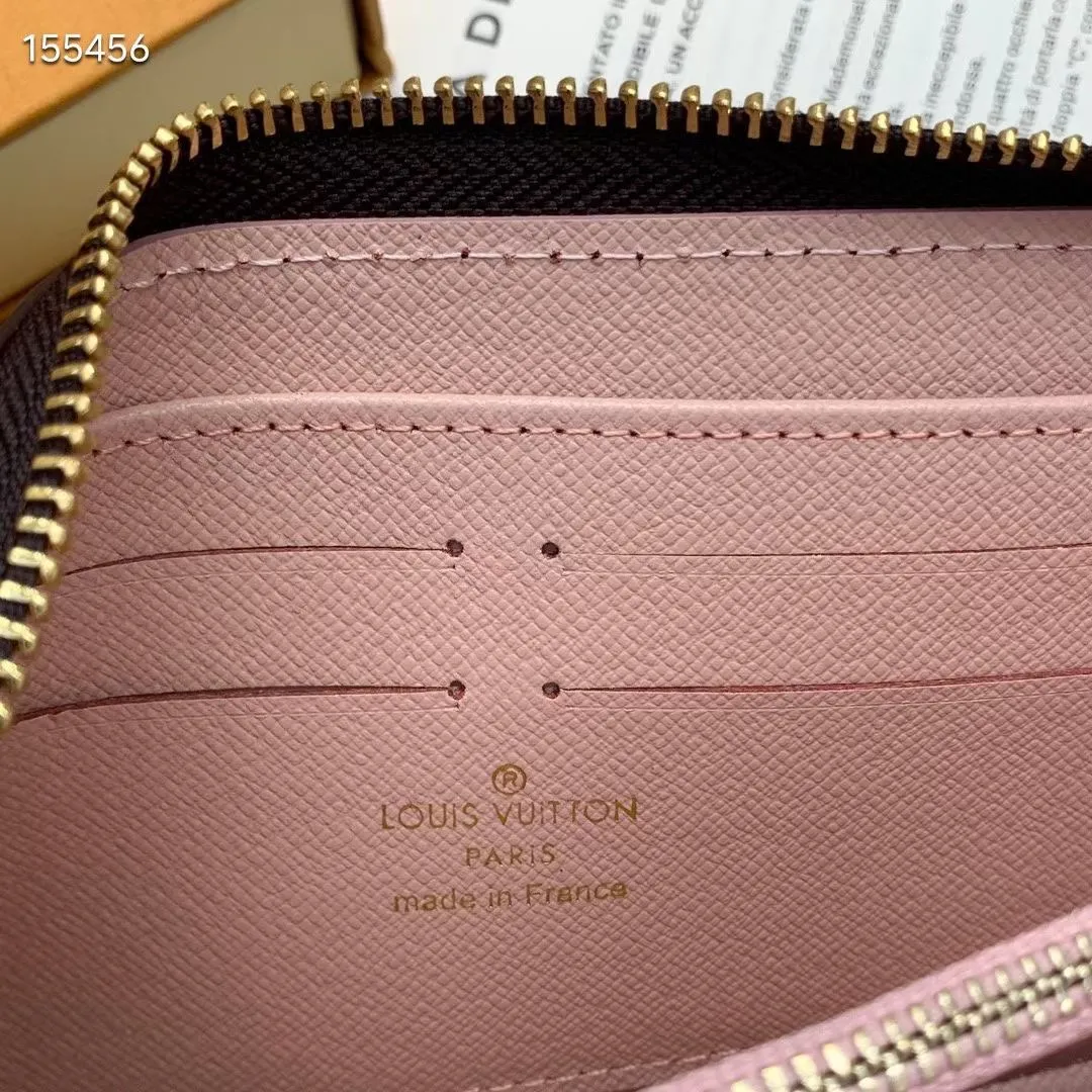 P100💰 💎M60017 inner color ❤️ brown powder ZIPPY zipper wallet. The Zippy wallet pays homage to Louis Vuitton's heritage of travel and trunk making, with a travel-style patch and Louis Vuitton logo. With its compact interior and simple design, this wallet is ideal for everyday use. Model M60017. Size: 19x10.