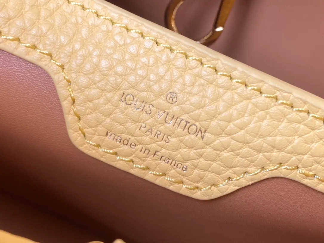 💰2660 (Special Grade Original Leather) M21798 Lemon Yellow Small This Capucines small handbag is made of Taurillon leather, with metal and resin links interlocking with each other, adding a fun carrying method in addition to the top handle and detachable wide shoulder strap. The signature flap of the Capucines collection is tucked in to reveal the logo. Dimensions: 27 x 18 x 9 cm