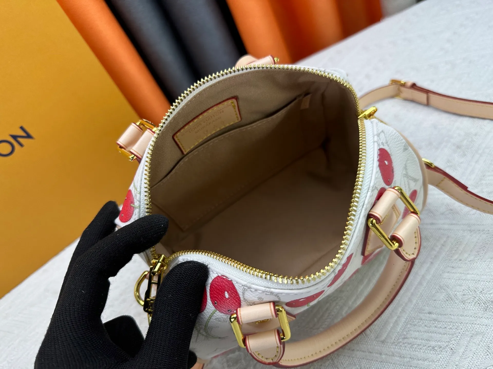 P250 Upgraded Original M14238 Louis Vuitton lv Cherry Bag The reprinted vibrant signature of the Louis Vuitton x Murakami collection elevates the Speedy Bandoulière with a chic twist. A sweet cherry pattern enhances the house's signature Monogram coated canvas with a cheerful splash of color, while natural leather highlights the Toron top handle, removable strap and exclusive LV x TM keychain. It is crafted with proportions to carry everyday essentials both smart and long. Size:20.5x13.5x12