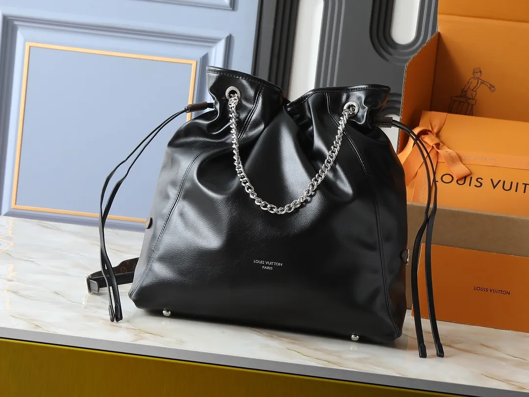 💰320💰Upgraded from the original M25545 M25522. This Off Duty medium handbag is from the LV Vibe series, which can inject avant-garde rock style into various looks. The sheepskin body has glossy hardware and the LV Circle logo on one side. Dimensions: 33.0 x 24.0 x 11.5 cm (length x height x width)