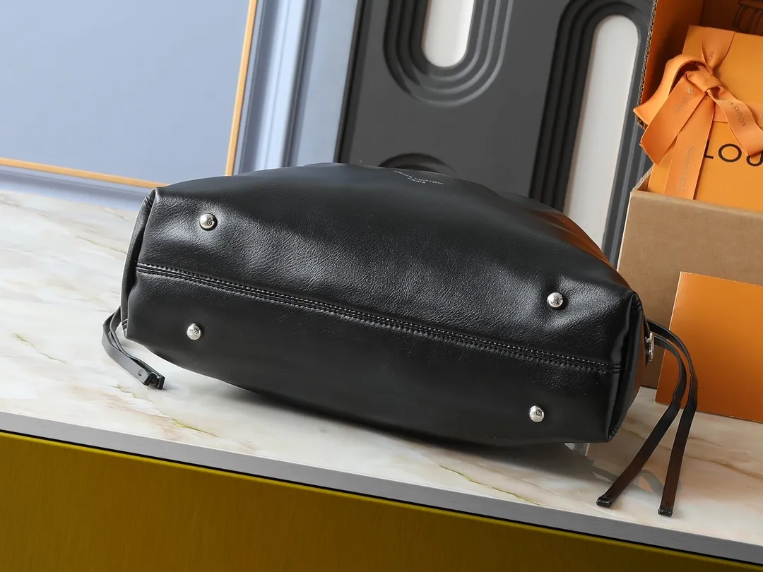 💰320💰Upgraded from the original M25545 M25522. This Off Duty medium handbag is from the LV Vibe series, which can inject avant-garde rock style into various looks. The sheepskin body has glossy hardware and the LV Circle logo on one side. Dimensions: 33.0 x 24.0 x 11.5 cm (length x height x width)