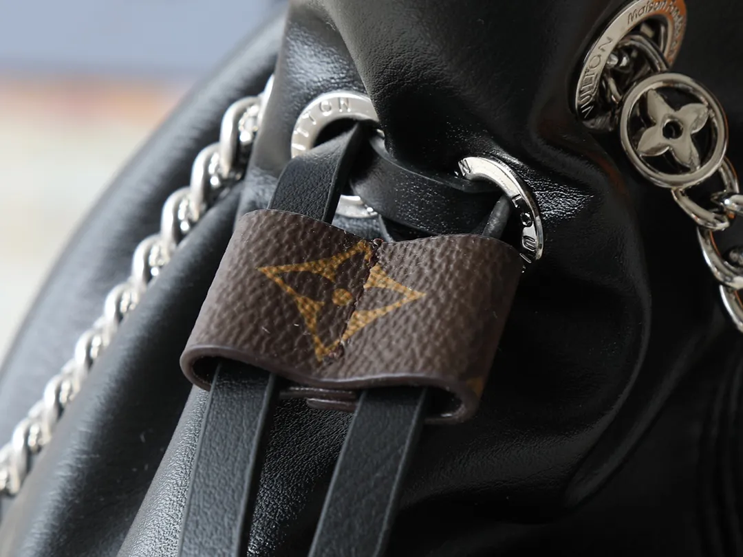 💰320💰Upgraded from the original M25545 M25522. This Off Duty medium handbag is from the LV Vibe series, which can inject avant-garde rock style into various looks. The sheepskin body has glossy hardware and the LV Circle logo on one side. Dimensions: 33.0 x 24.0 x 11.5 cm (length x height x width)