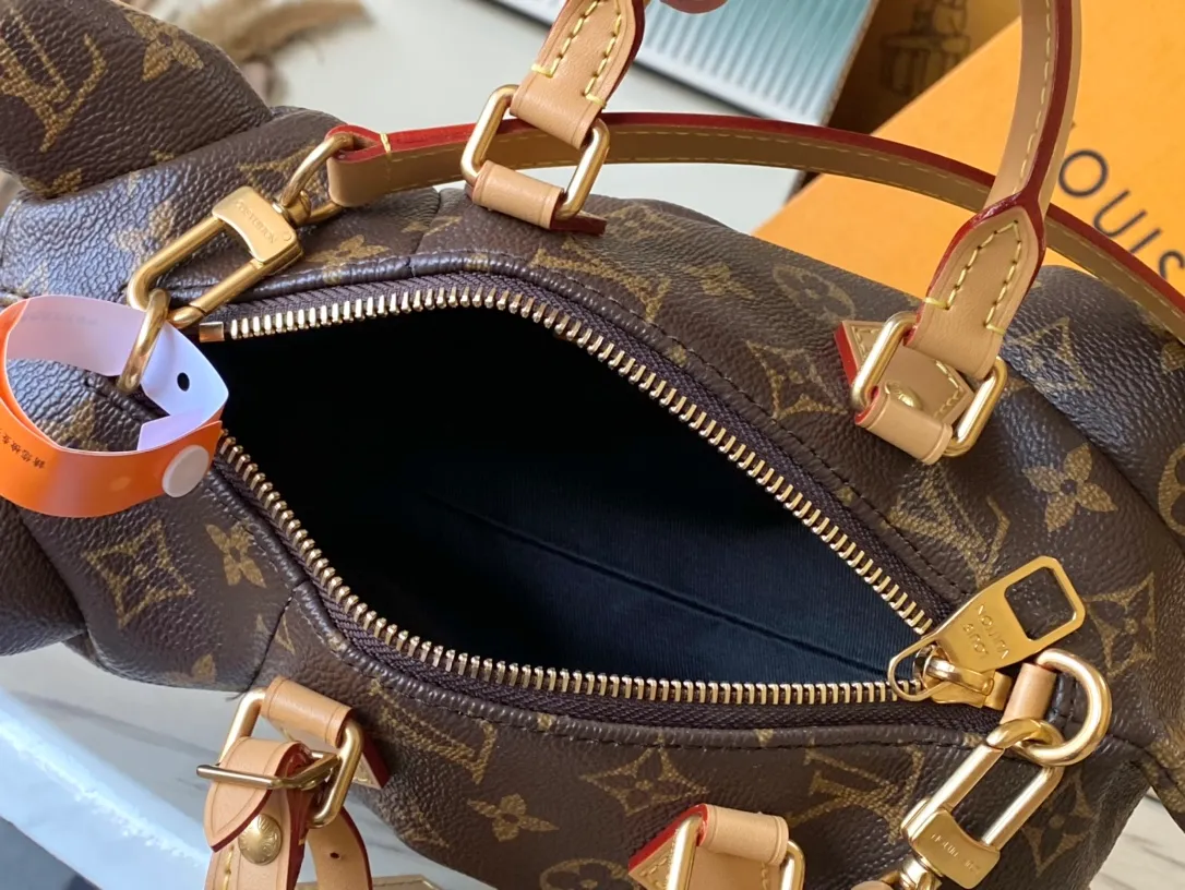 💰2060 (Special Grade Original Leather) M12617 This Pooch Bag handbag condenses Louis Vuitton’s classic design elements with its exquisite configuration. The Monogram canvas bag is integrated with distressed trim, and the leather-cut top handle, handle fasteners and adjustable shoulder strap make it comfortable to carry or cross-body. The LVLovers brand reflects Pharrel Wiliams' creative ingenuity. Dimensions: 18 × 28 × 19 cm