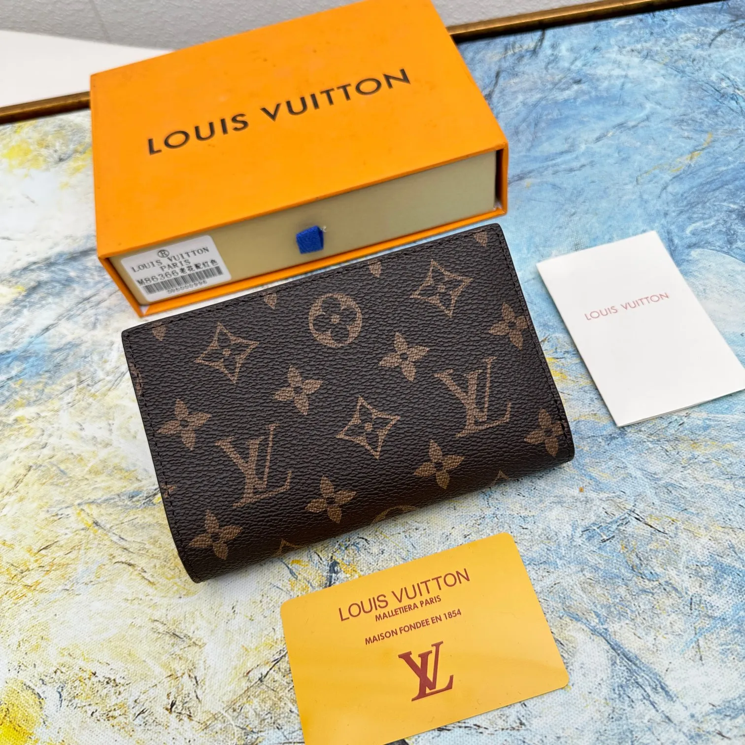 💰140 💎Top original version 🇫🇷 This multi-style plaid wallet is made of canvas and can carry credit cards, banknotes, and money. The eye-catching buckle is engraved with the Louis Vuitton signature, and the gorgeous gold-toned brass rivets add sophistication. Model: M86366 Size: 13x9cm