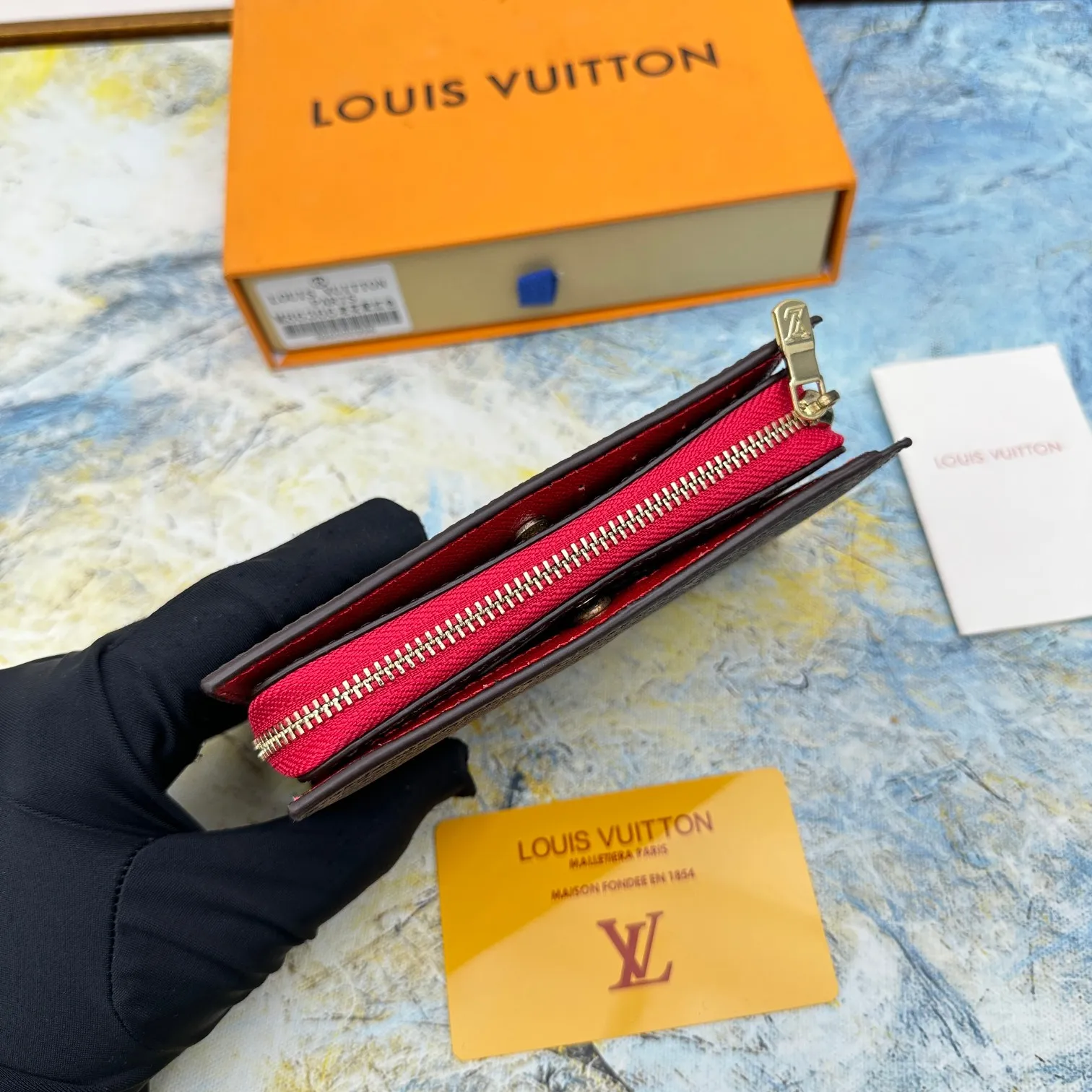 💰140 💎Top original version 🇫🇷 This multi-style plaid wallet is made of canvas and can carry credit cards, banknotes, and money. The eye-catching buckle is engraved with the Louis Vuitton signature, and the gorgeous gold-toned brass rivets add sophistication. Model: M86366 Size: 13x9cm