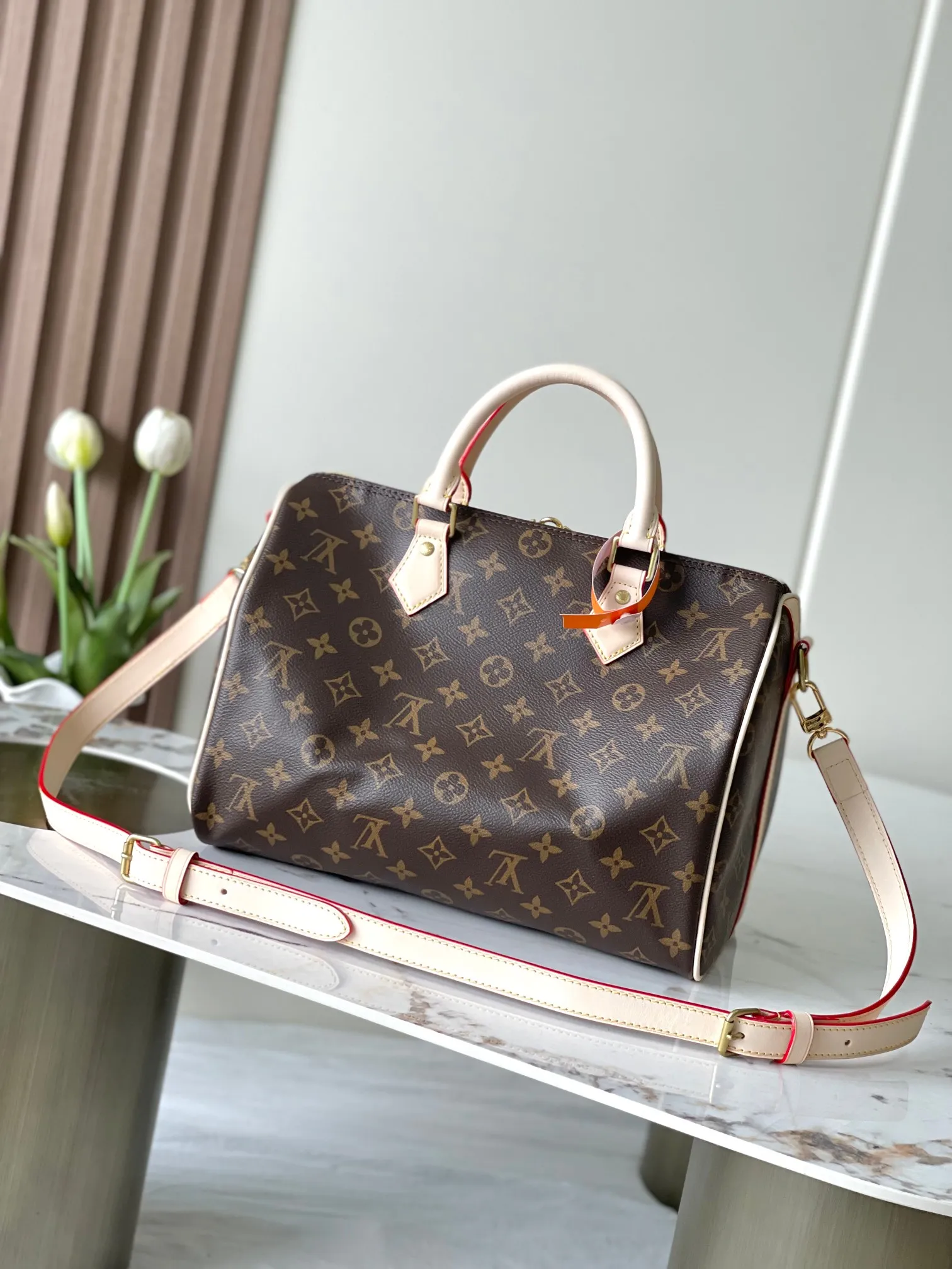 💰800 Top original model 41112 flower Speedy series handbags were originally designed for travelers in the 1930s, paying tribute to that era of rapid change. This Speedy Bandoulière 30 handbag is made of Monogram canvas to reproduce the iconic structure, and continues the classic details with rolled leather handles, engraved padlock and detachable shoulder strap, making it a perfect choice for urban life. 30x21x17cm