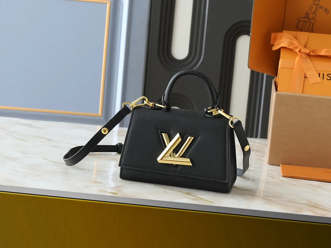 💰300💰Upgraded from the original M21590 M59090 Twist One Handle BB handbag, made of dark-dyed Taurillon leather, with a top single handle and the iconic LV Twist twist lock flap. The contrasting leather lining adds a trendy touch and can be worn cross-body, over the shoulder or by hand. Dimensions: 20x13x9 cm