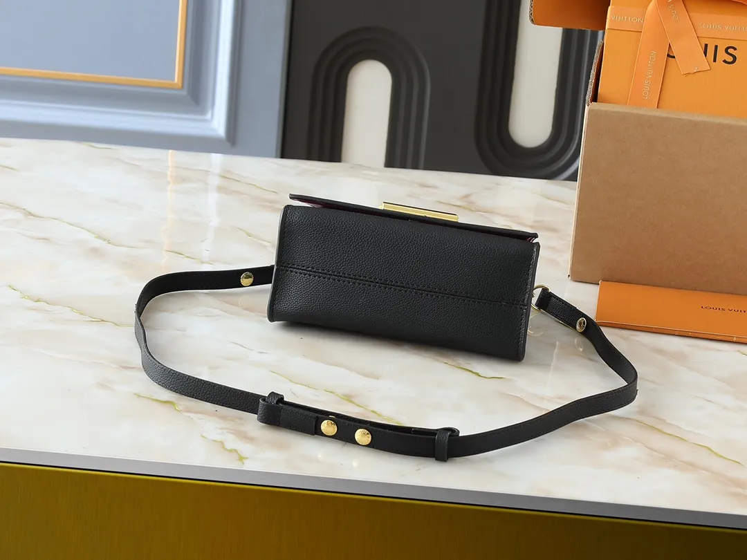 💰300💰Upgraded from the original M21590 M59090 Twist One Handle BB handbag, made of dark-dyed Taurillon leather, with a top single handle and the iconic LV Twist twist lock flap. The contrasting leather lining adds a trendy touch and can be worn cross-body, over the shoulder or by hand. Dimensions: 20x13x9 cm