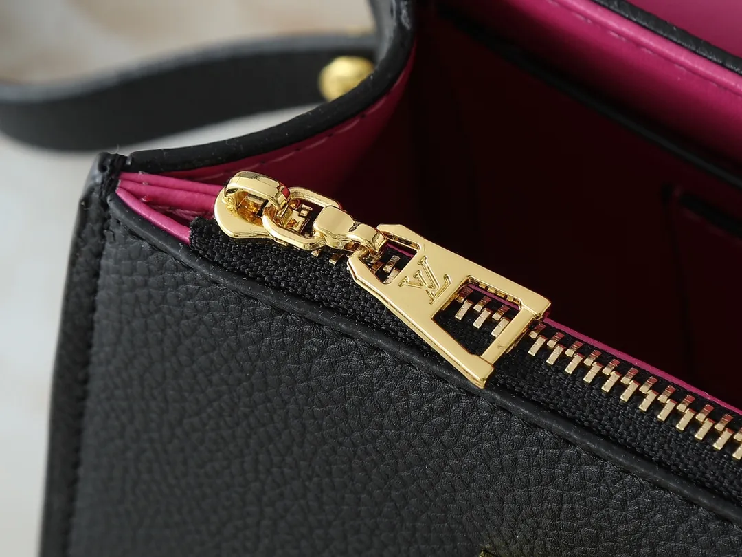 💰300💰Upgraded from the original M21590 M59090 Twist One Handle BB handbag, made of dark-dyed Taurillon leather, with a top single handle and the iconic LV Twist twist lock flap. The contrasting leather lining adds a trendy touch and can be worn cross-body, over the shoulder or by hand. Dimensions: 20x13x9 cm