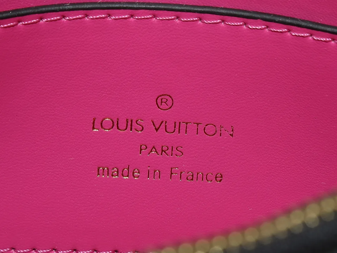 💰300💰Upgraded from the original M21590 M59090 Twist One Handle BB handbag, made of dark-dyed Taurillon leather, with a top single handle and the iconic LV Twist twist lock flap. The contrasting leather lining adds a trendy touch and can be worn cross-body, over the shoulder or by hand. Dimensions: 20x13x9 cm