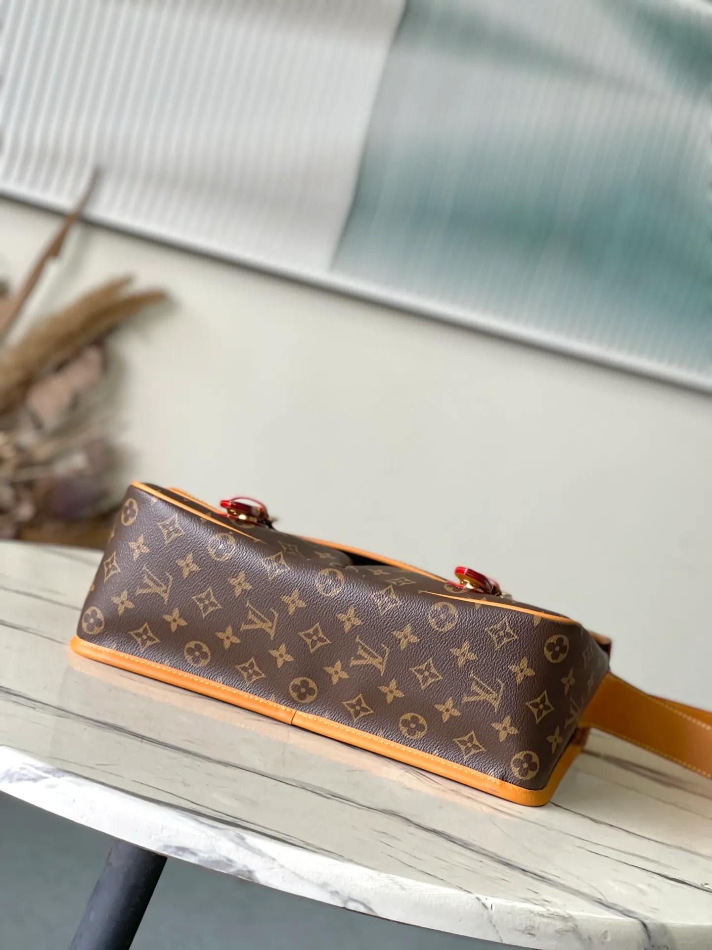 💰1140 Top Original Order M14723 This Satchel messenger bag draws inspiration from the classic Gibeciere handbag in the 1990s, using Monogram canvas with cow leather trim. It has a flap closure with a subtle buckle, a chic front pocket and a padded interior pocket for laptops that are functional, while the retro style can easily brighten up any look. Dimensions: 35.5 × 24 × 12 cm